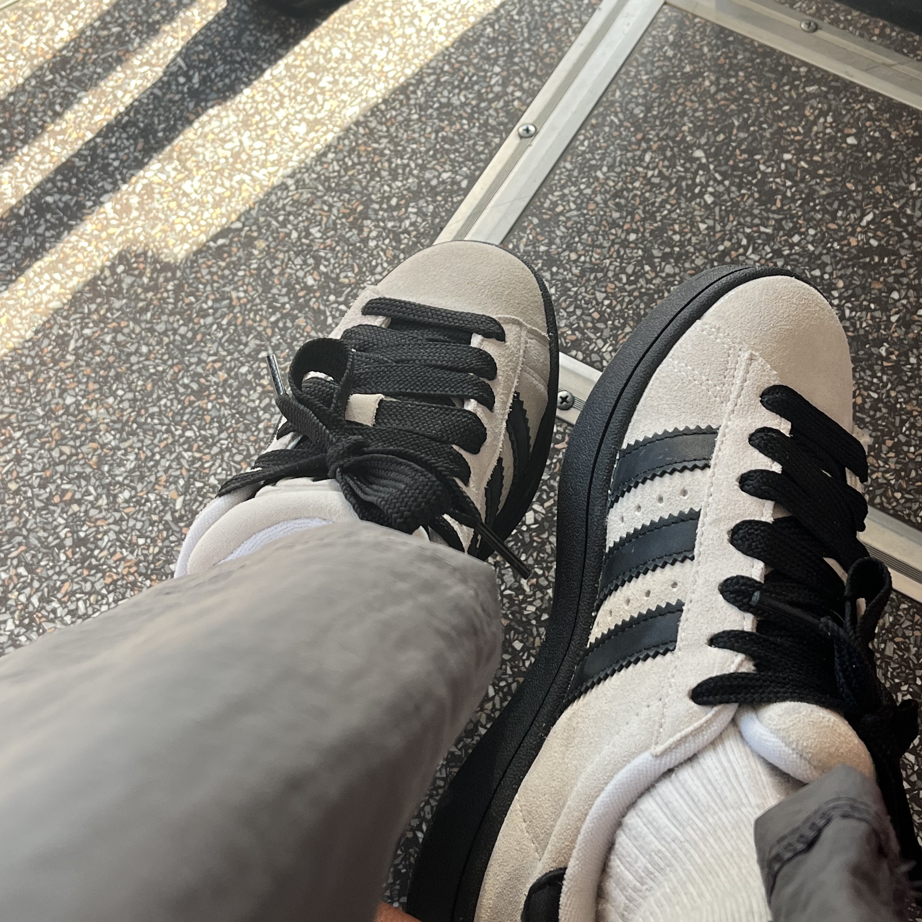 Adidas Campus 00s Cloud White Core Black 착용 스타일 - 2