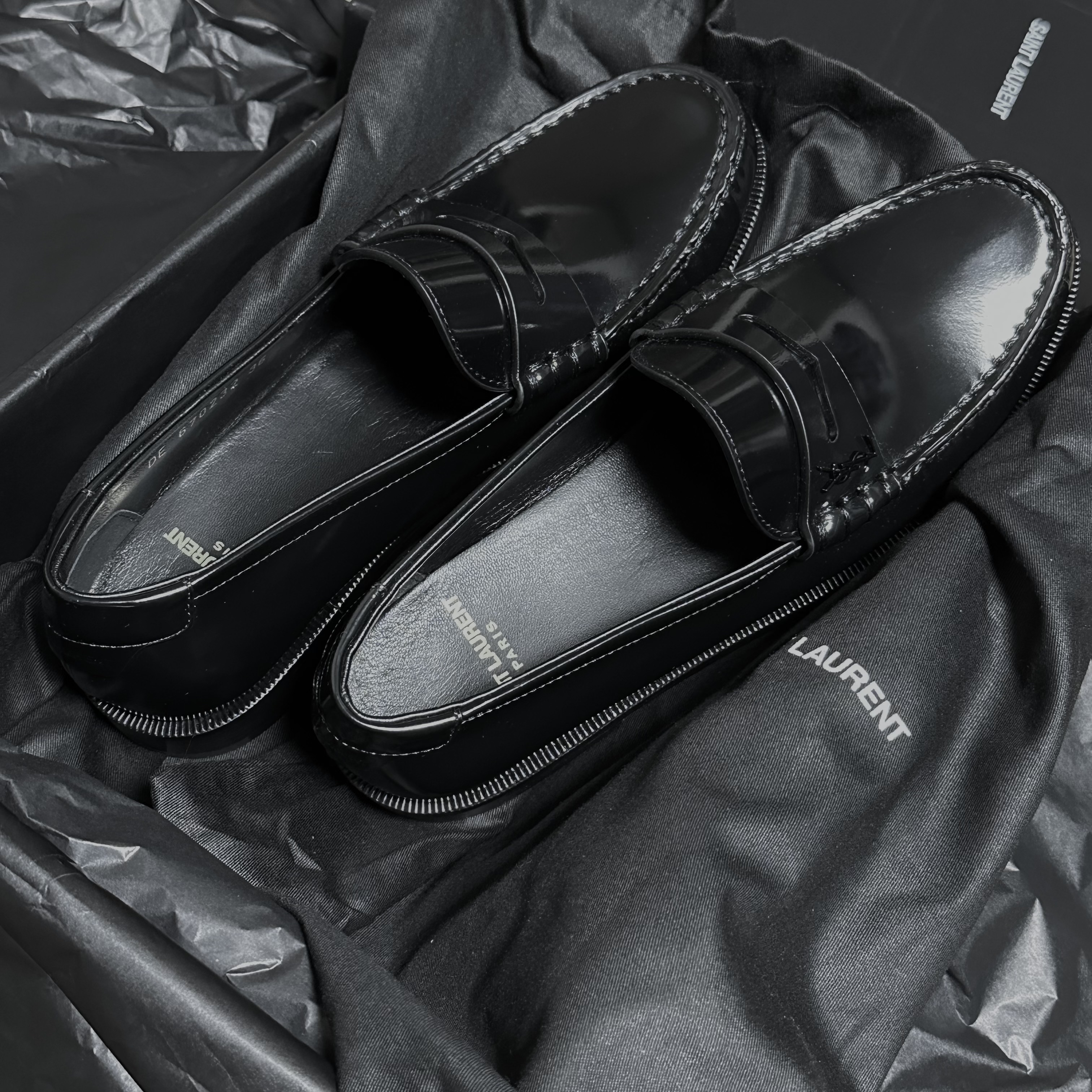 (W) Saint Laurent Smooth Leather Monogram Penny Slippers Black 착용 스타일