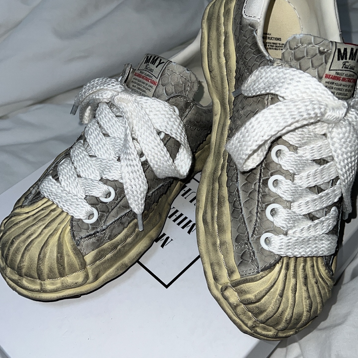Maison Mihara Yasuhiro Blakey OG Sole Distressed Leather Low-top Sneakers White 착용 스타일 - 4