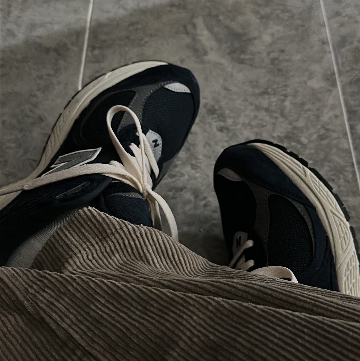 New Balance 2002R Eclipse Castlerock 착용 스타일