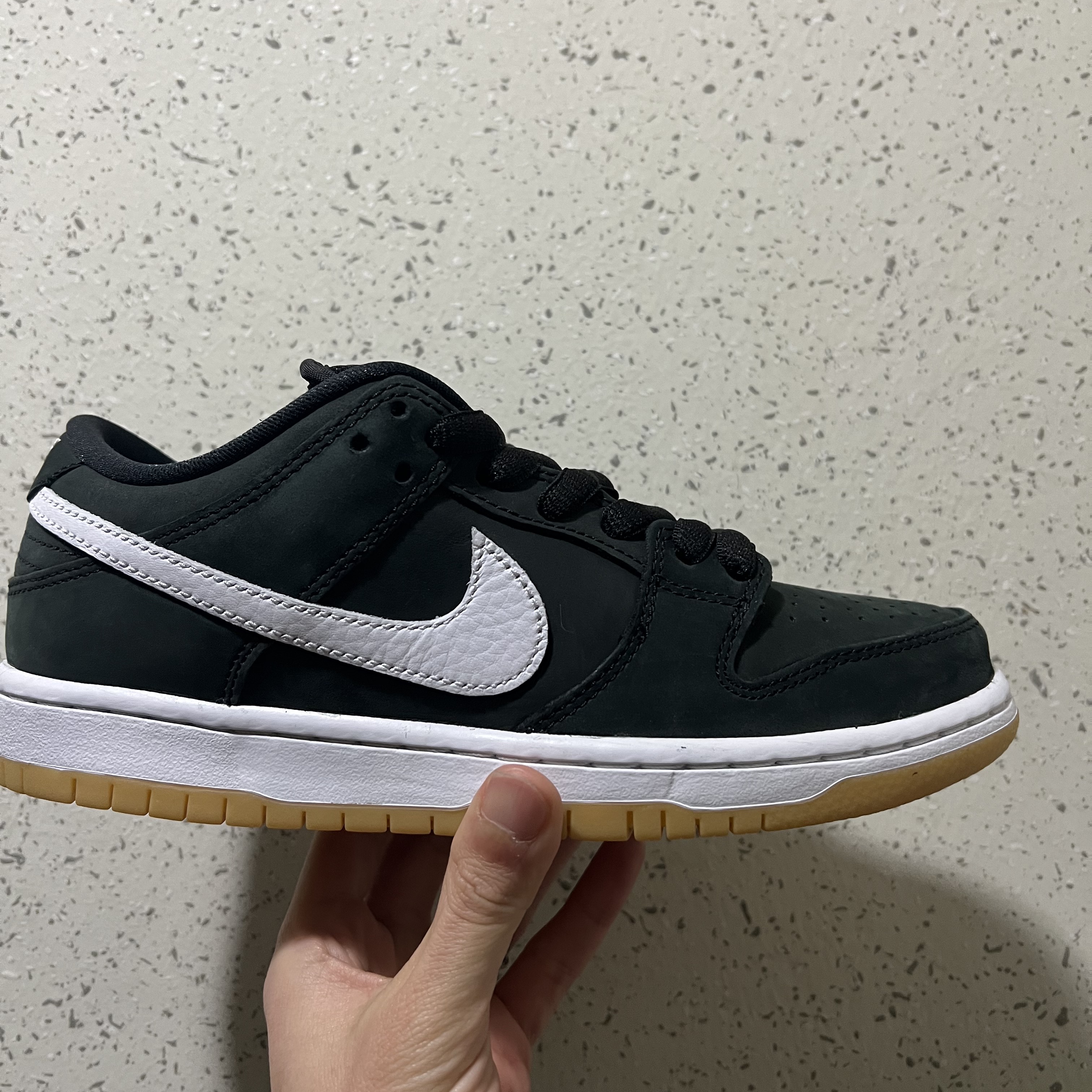 Nike SB Dunk Low Pro Black White 착용 스타일 - 1