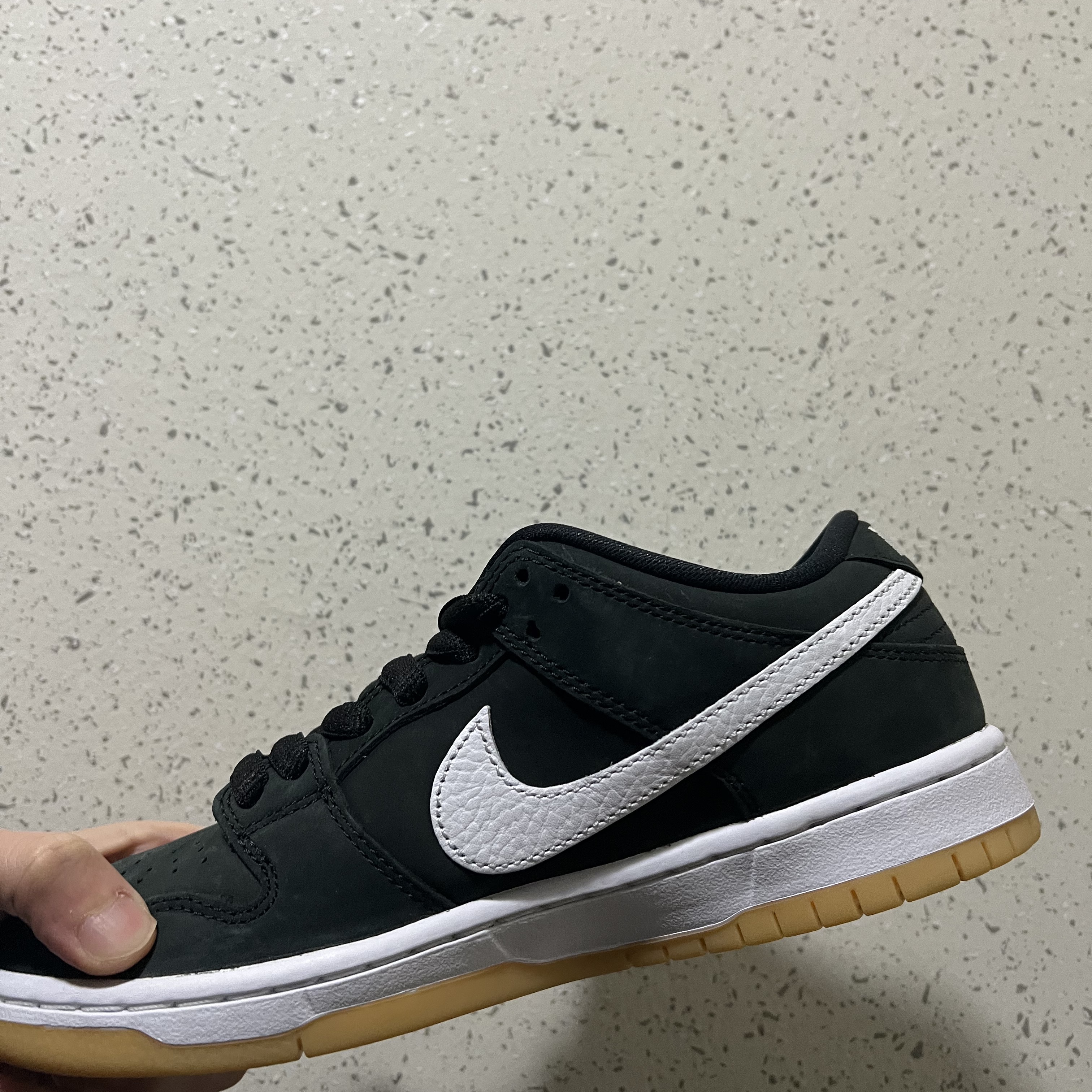 Nike SB Dunk Low Pro Black White 착용 스타일 - 3
