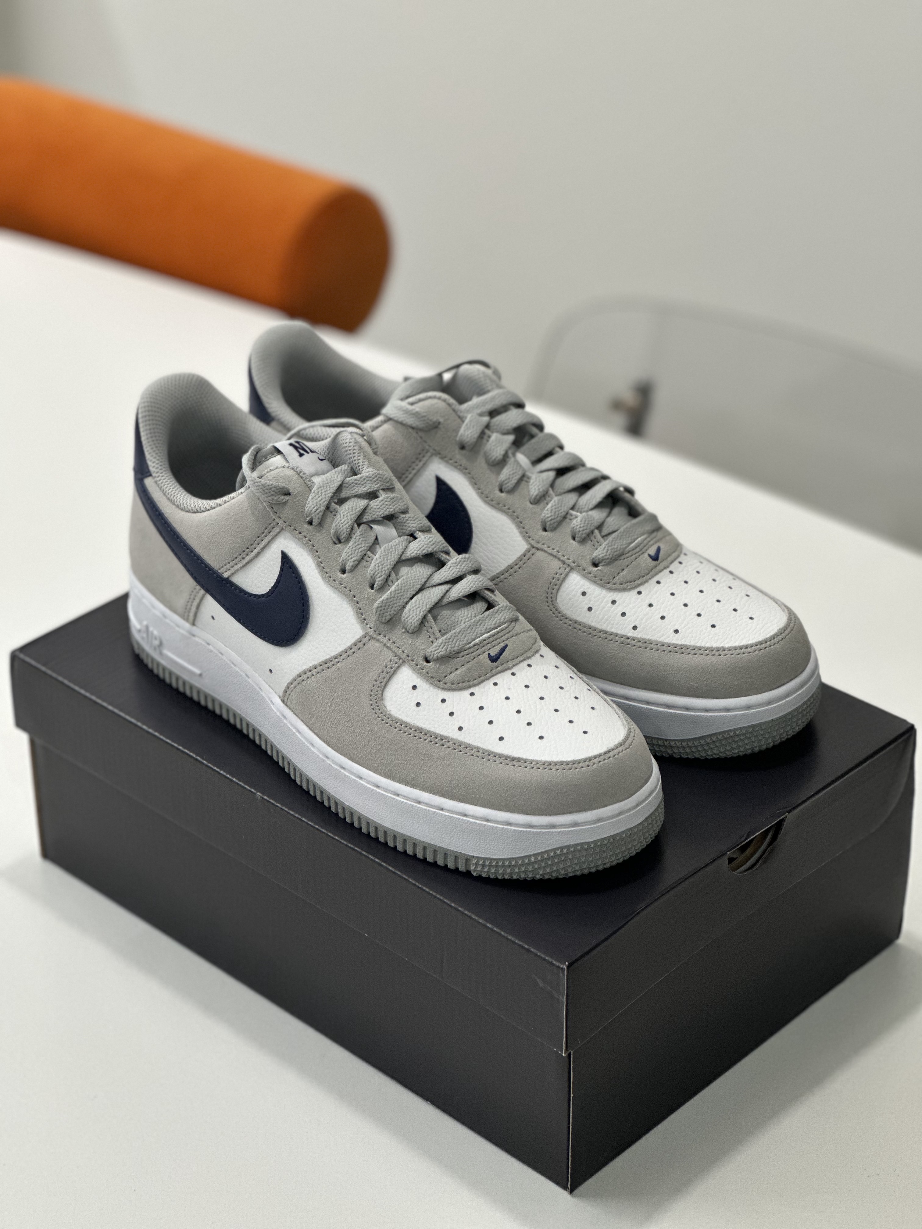 Nike Air Force 1 '07 Light Smoke Grey Midnight Navy 착용 스타일