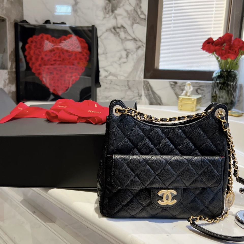 Chanel Small Hobo Bag Calfskin & Gold Black 착용 스타일 - 2