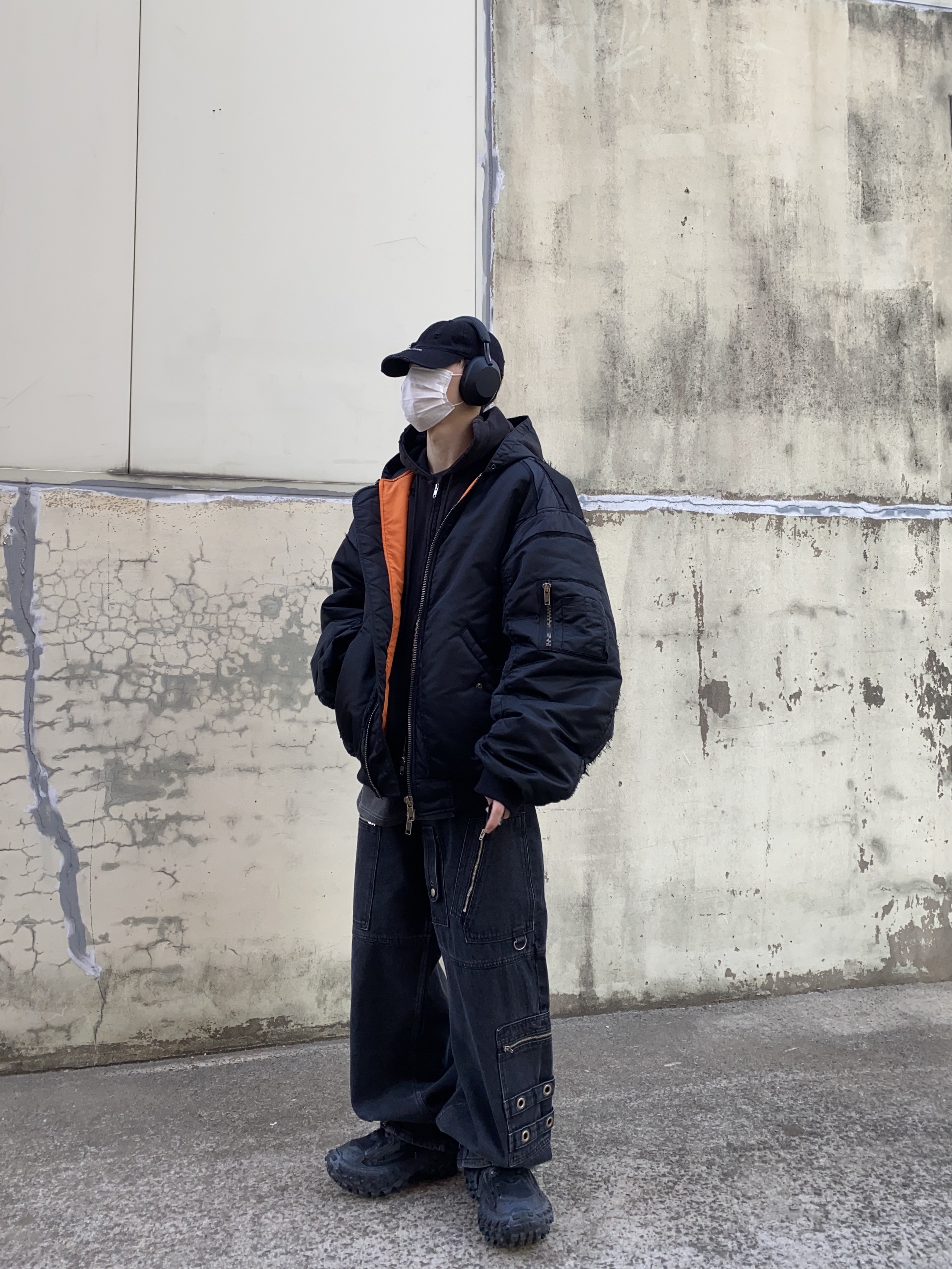 Sony WH-1000XM5 Black (Korean Ver.), Balenciaga Defender Sneakers Black 착용 스타일 - 3