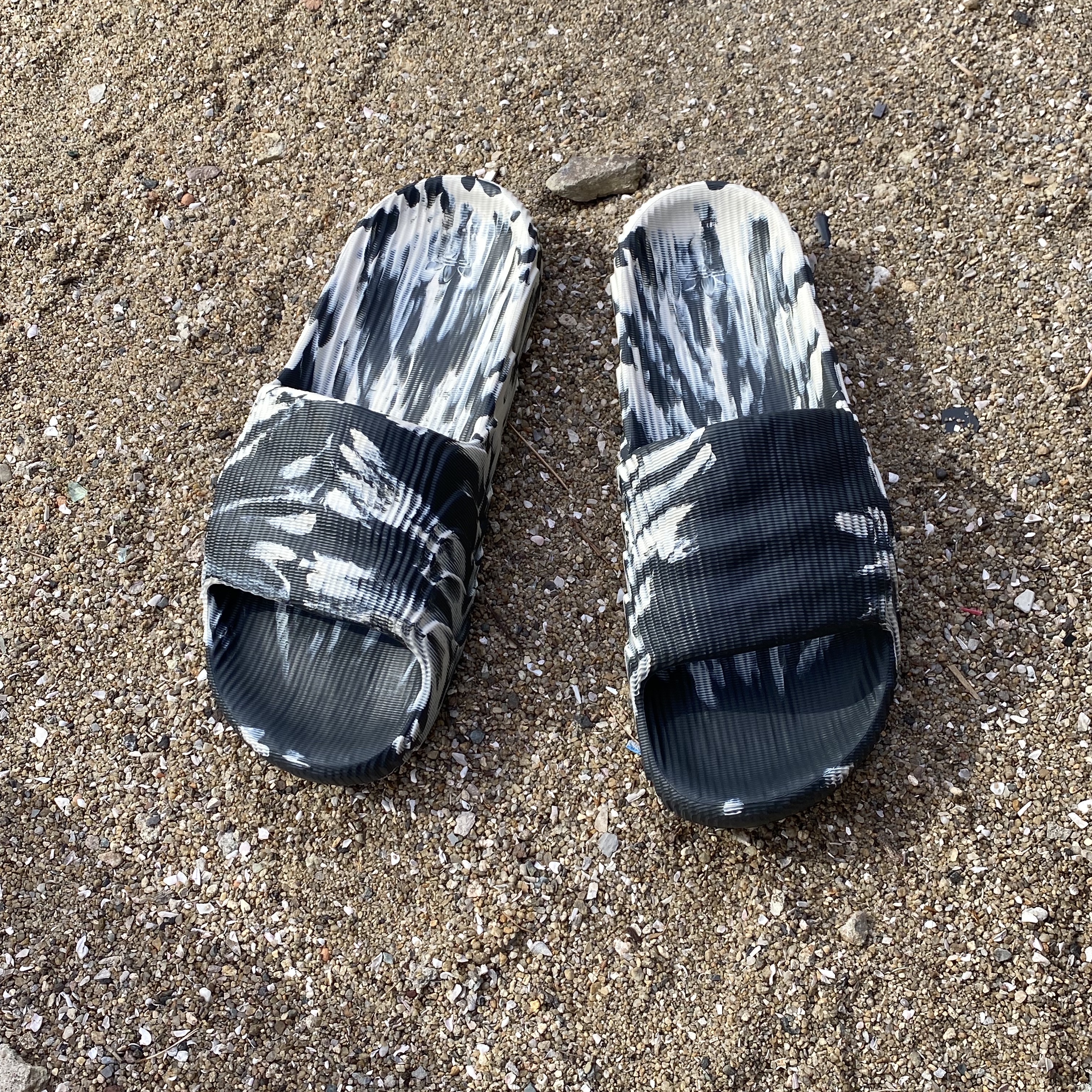 Adidas Adilette 22 Carbon Aluminium 착용 스타일