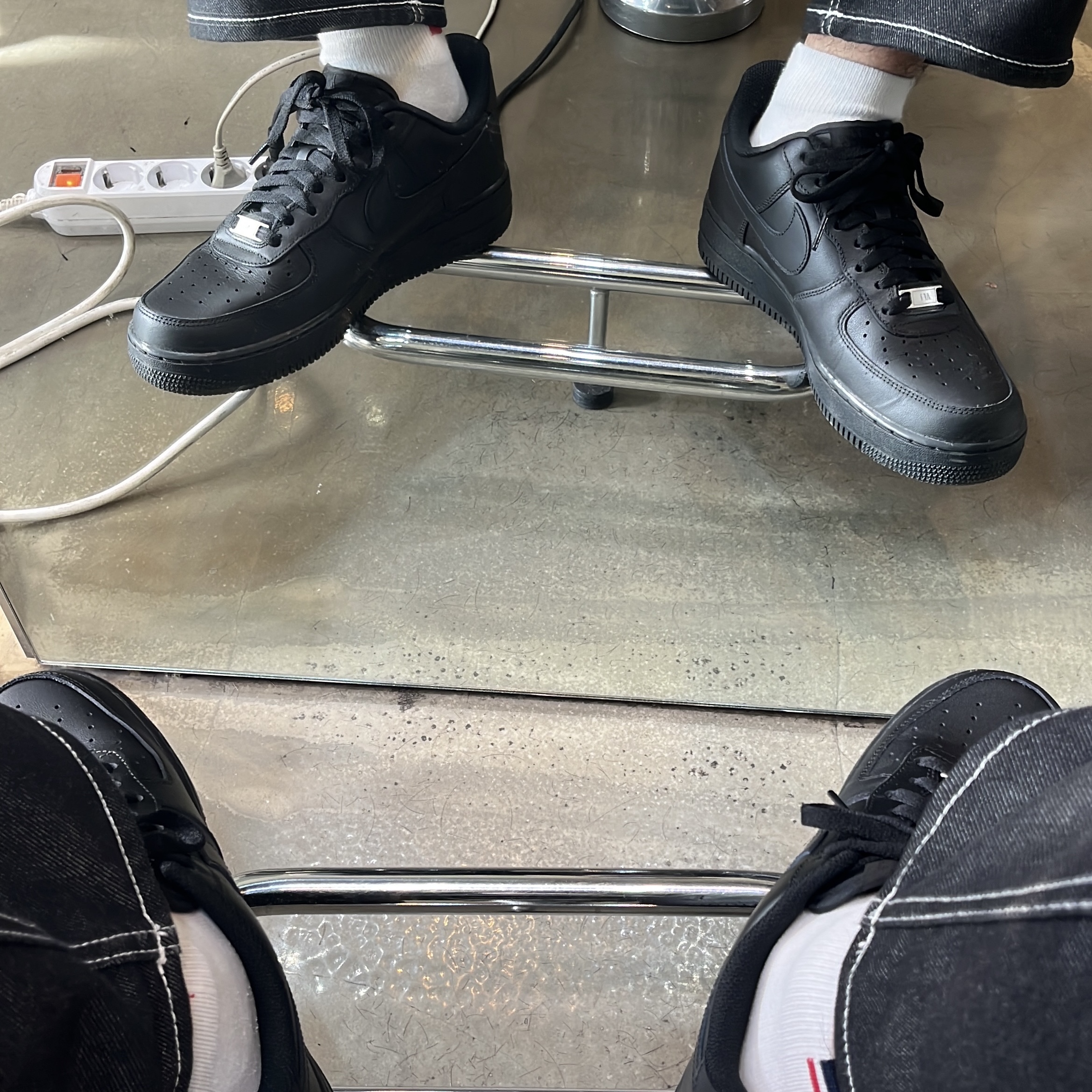Nike Air Force 1 '07 Low Triple Black 착용 스타일