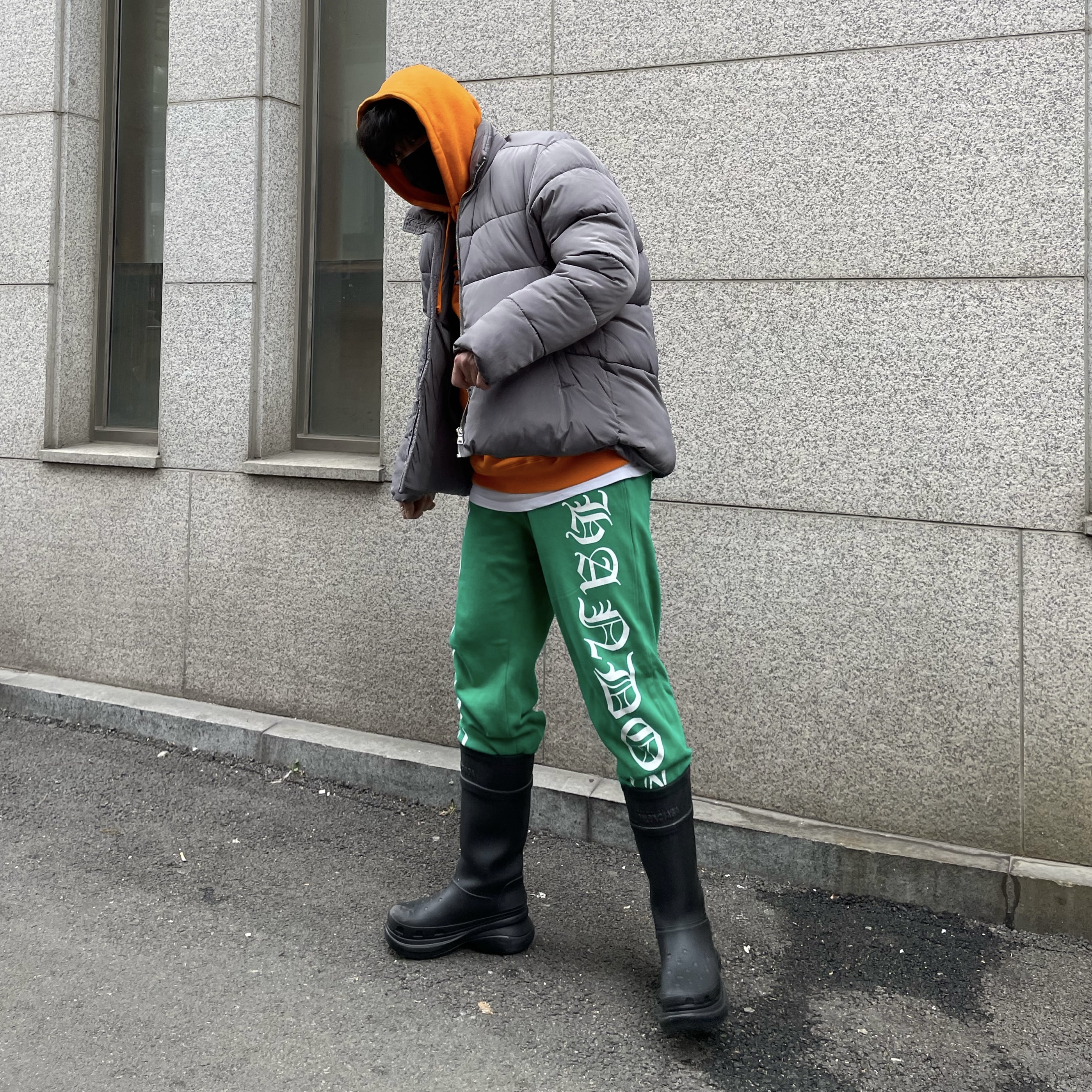 Balenciaga x Crocs Rubber Boot Black 착용 스타일 - 2
