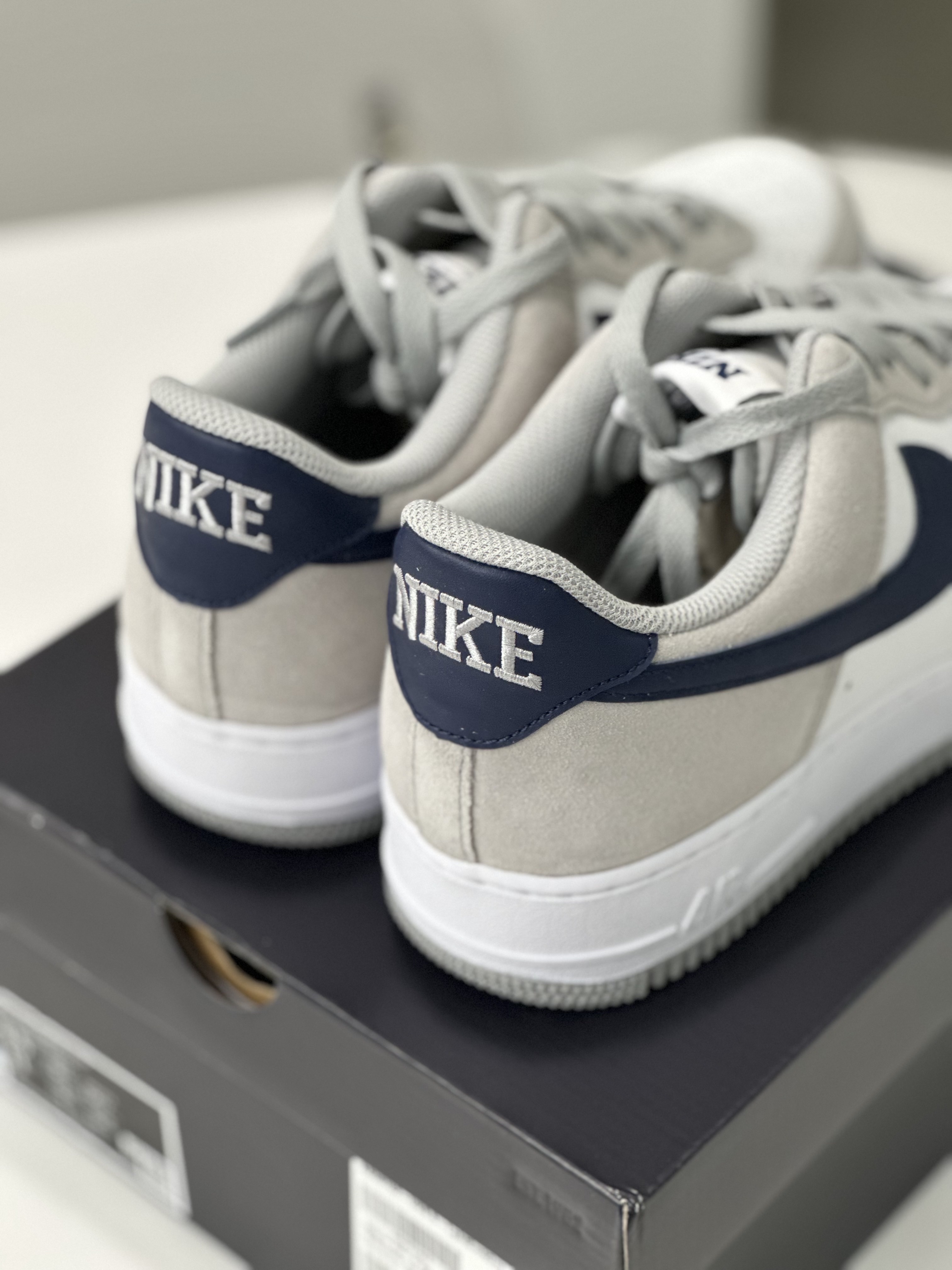 Nike Air Force 1 '07 Light Smoke Grey Midnight Navy 착용 스타일