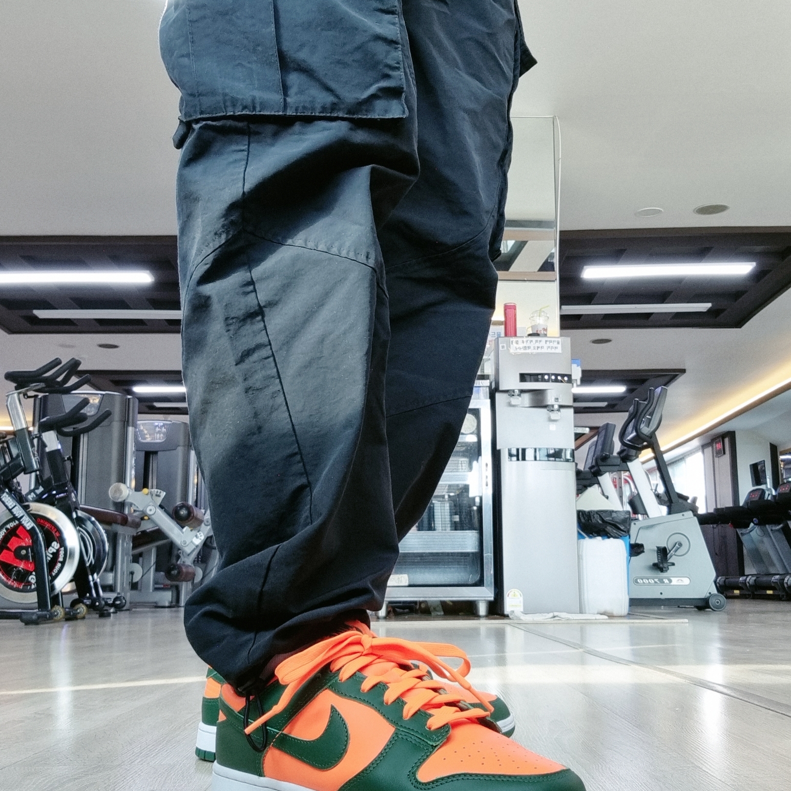 Nike Dunk Low Gorge Green and Total Orange 착용 스타일 - 2