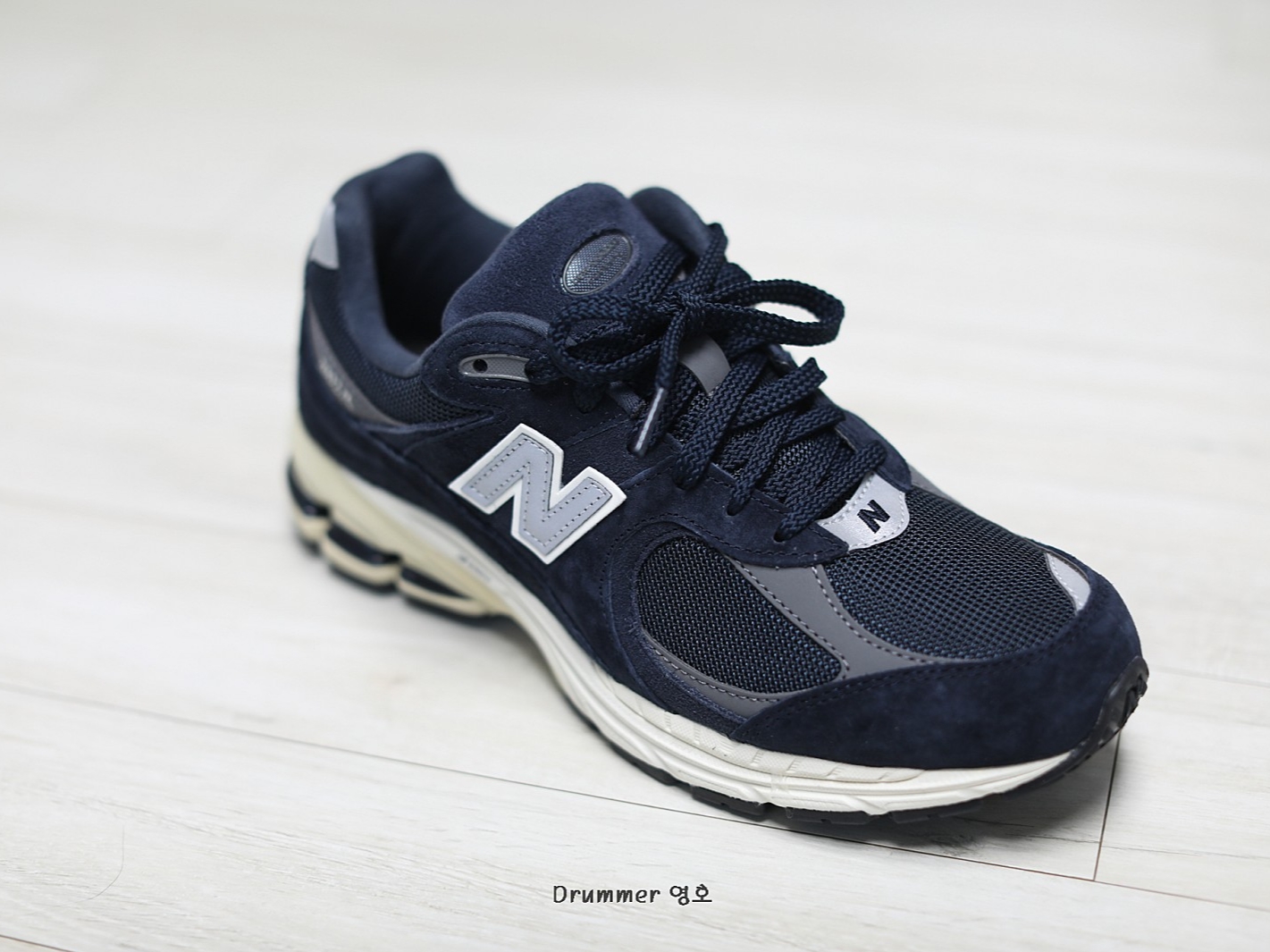 New Balance 2002R Eclipse Castlerock 착용 스타일 - 2