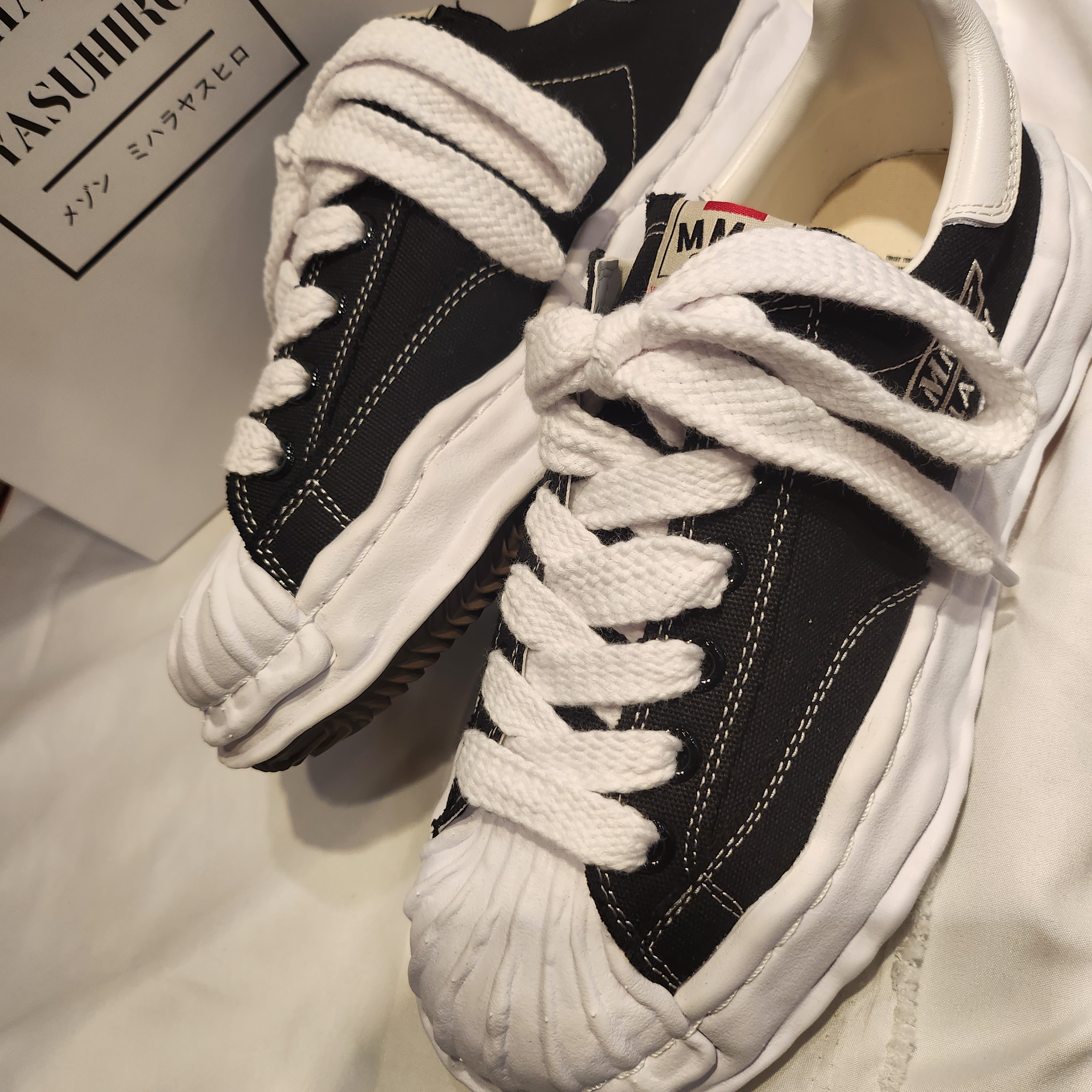 Maison Mihara Yasuhiro Blakey OG Sole Canvas Low-top Sneakers Black White 착용 스타일