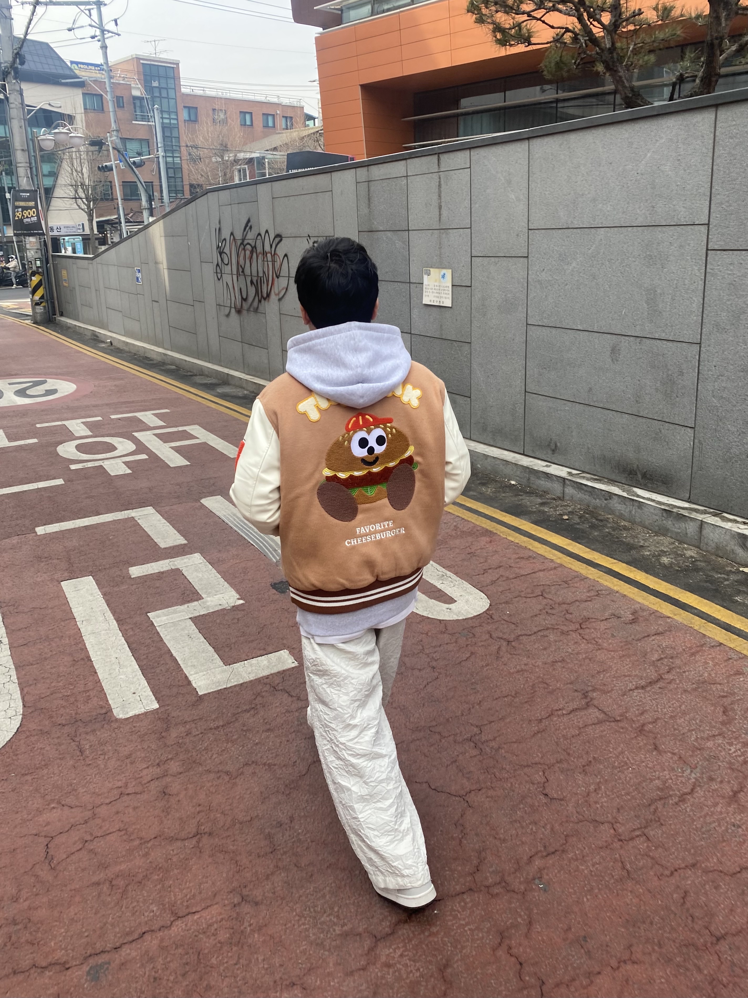 Vandy The Pink Charr Burger Varsity Jacket Mustard Brown, Stussy Ralphie Big Crinkle Pants Natural 착용 스타일 - 2