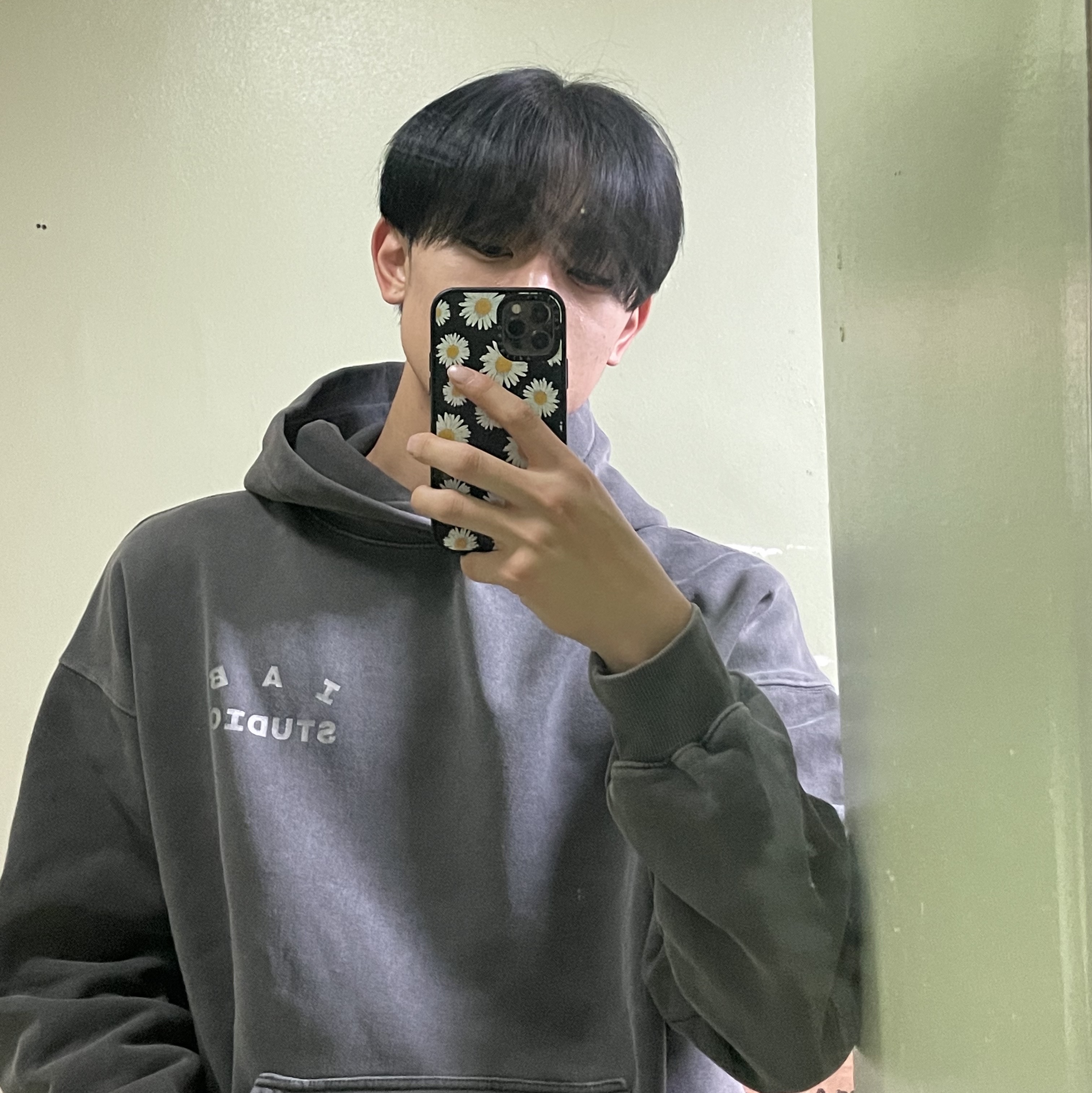 IAB Studio Pigment Hoodie & Sack Black 착용 스타일