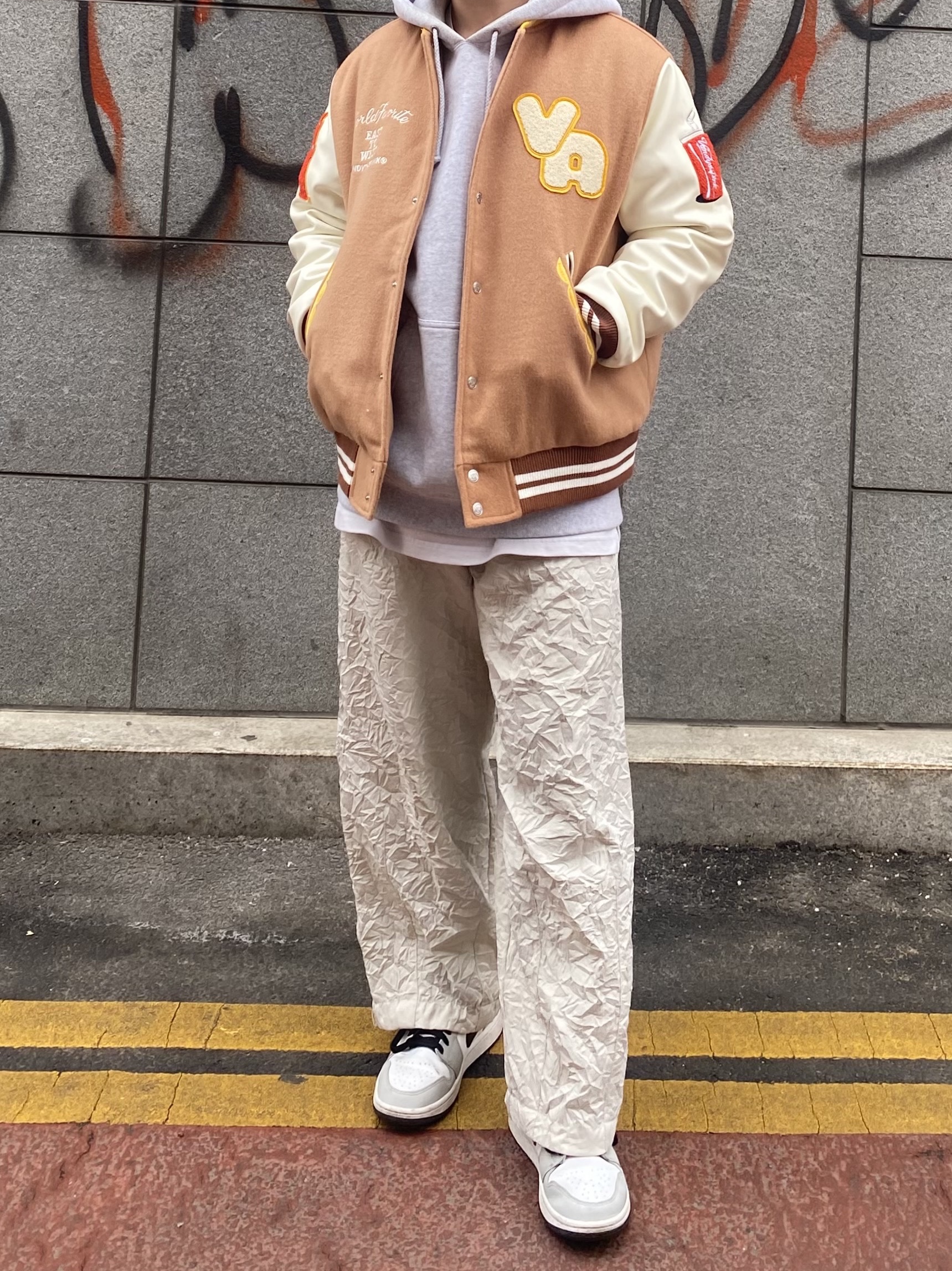 Vandy The Pink Charr Burger Varsity Jacket Mustard Brown, Stussy Ralphie Big Crinkle Pants Natural 착용 스타일 - 3