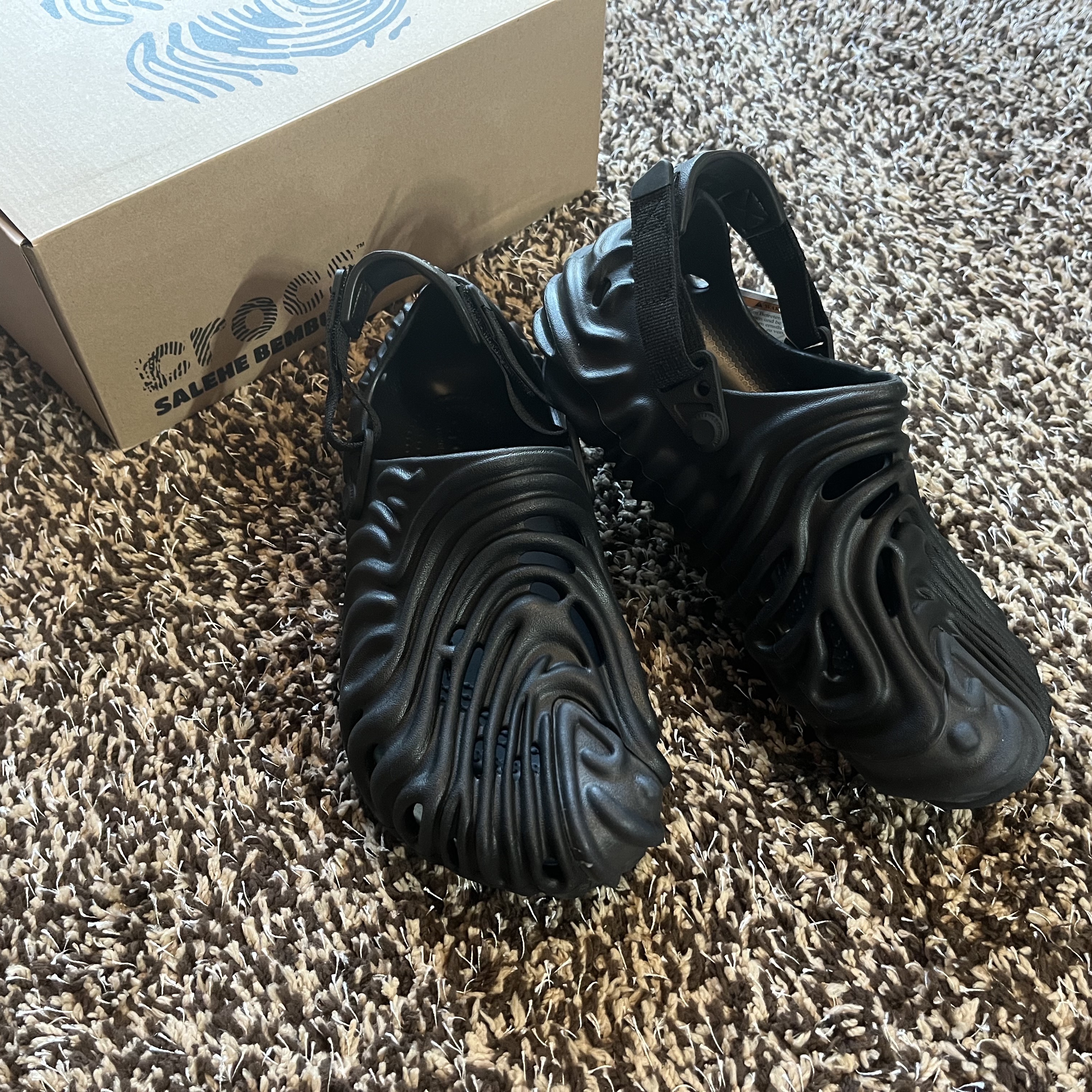 Crocs x Salehe Bembury Pollex Clog Sasquatch, Palace Tri-Lenticular Hood Black - 22FW 착용 스타일 - 1