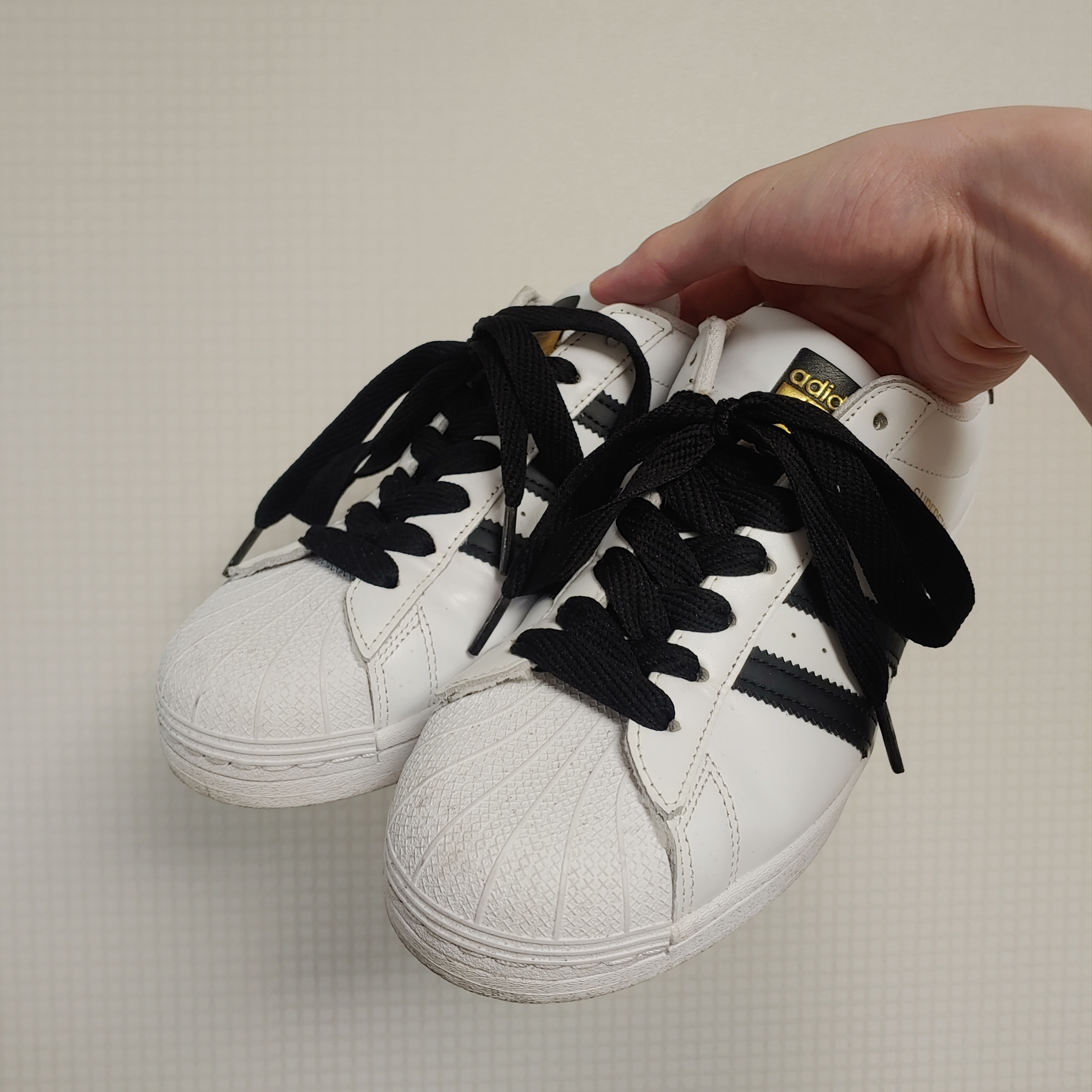 Adidas Superstar White Black 착용 스타일 - 1