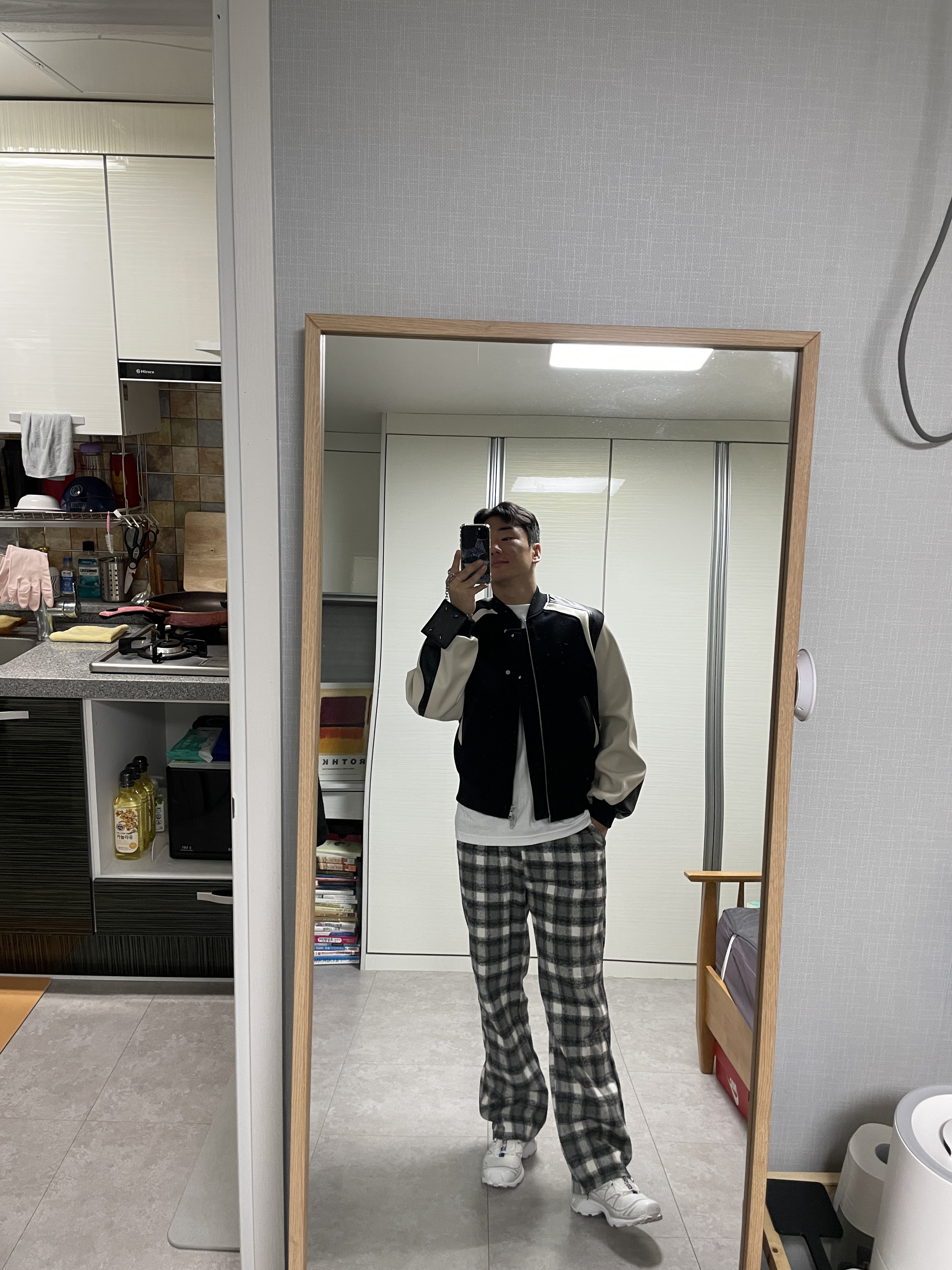 Salomon XT-6 ADV White, Maison Margiela Keyring Wallet Black 착용 스타일 - 2