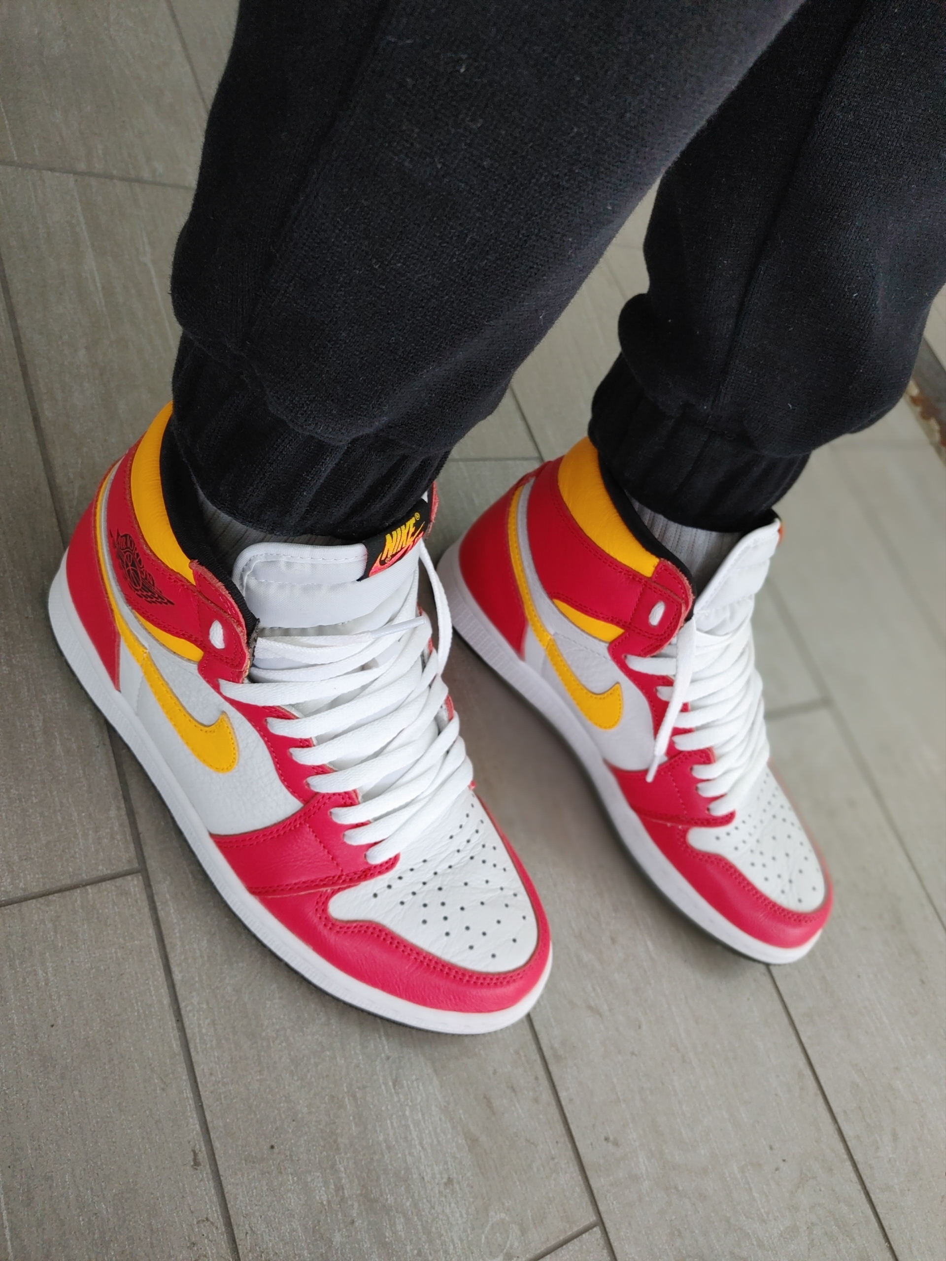 Jordan 1 Retro High OG Light Fusion Red 착용 스타일