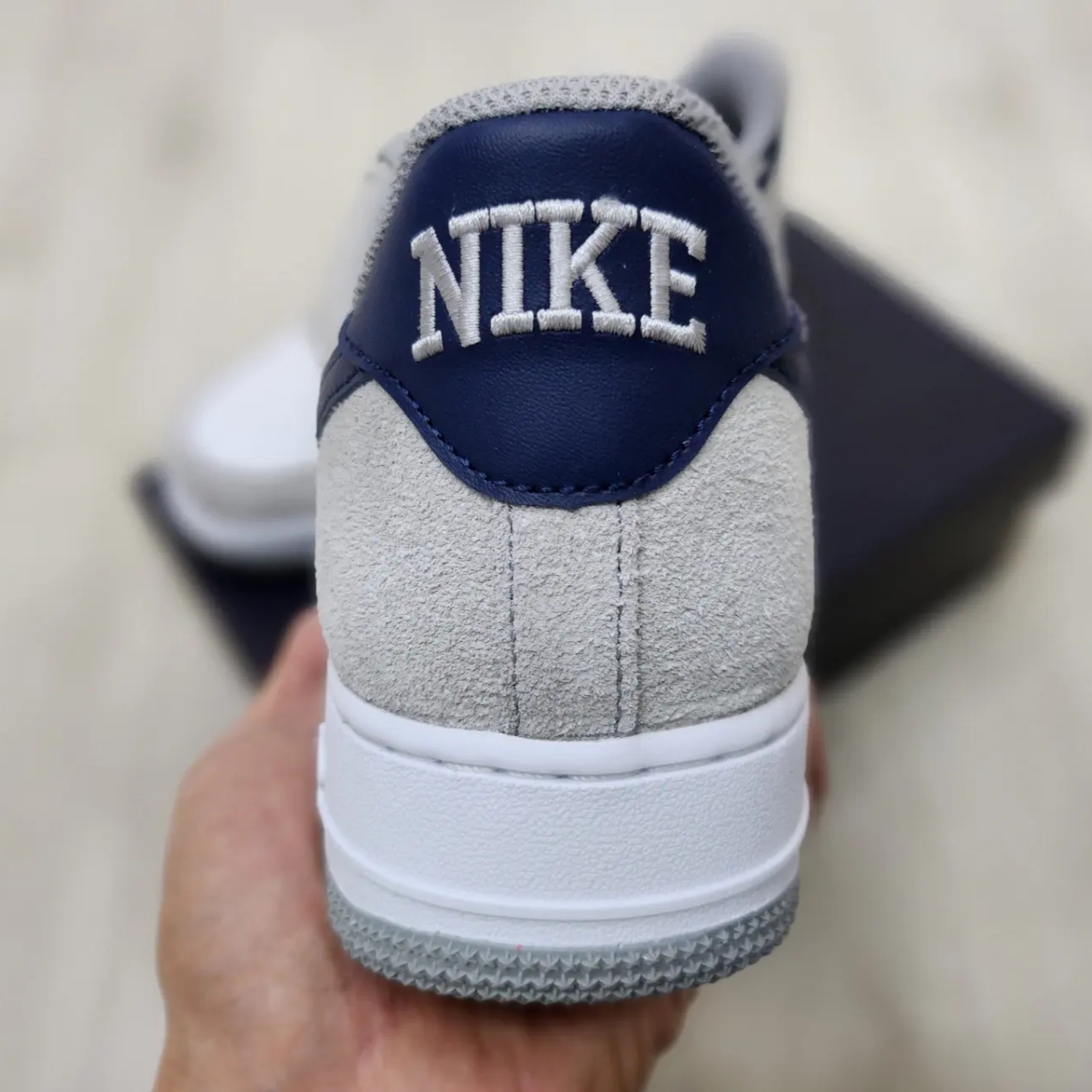 Nike Air Force 1 '07 Light Smoke Grey Midnight Navy 착용 스타일 - 3