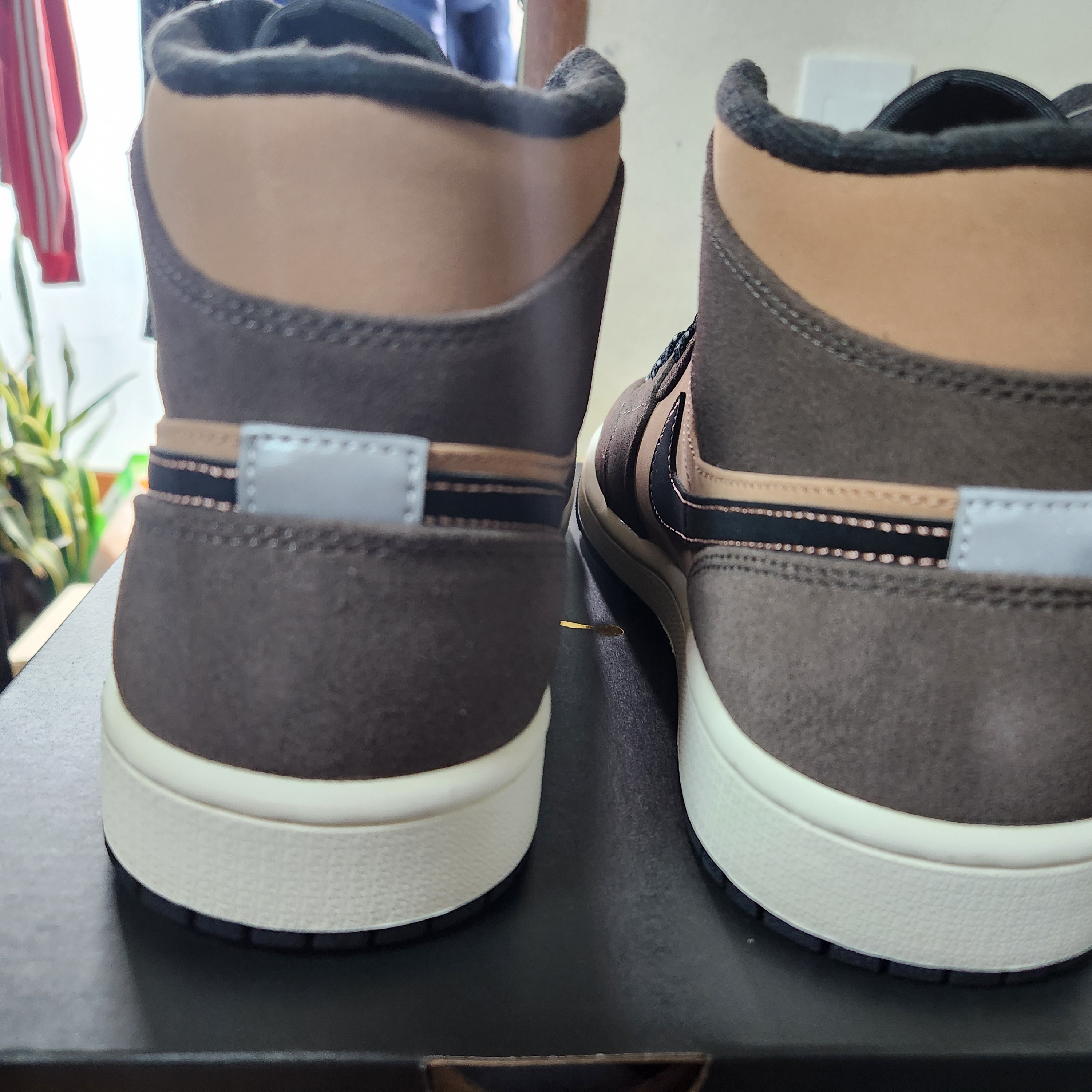 Jordan 1 Mid SE Dark Chocolate 착용 스타일 - 4