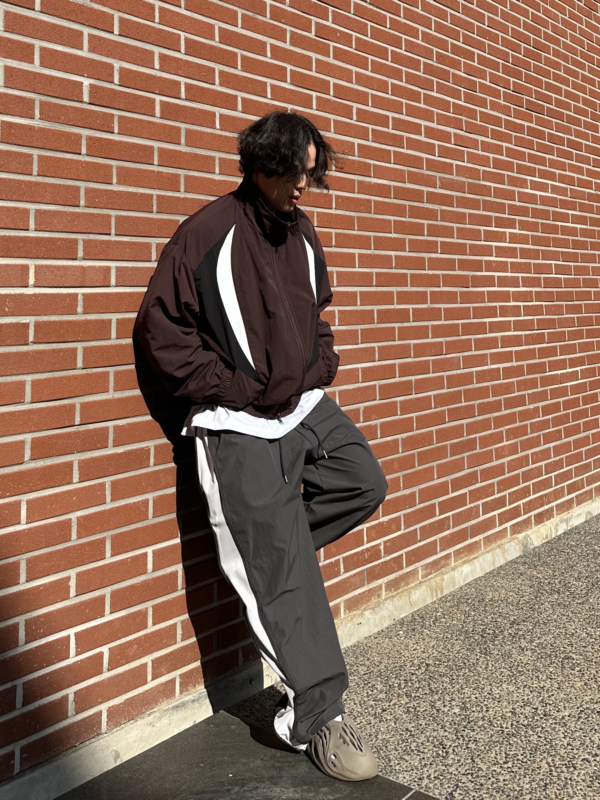 Adidas Yeezy Foam RNNR Stone Sage 착용 스타일 - 5