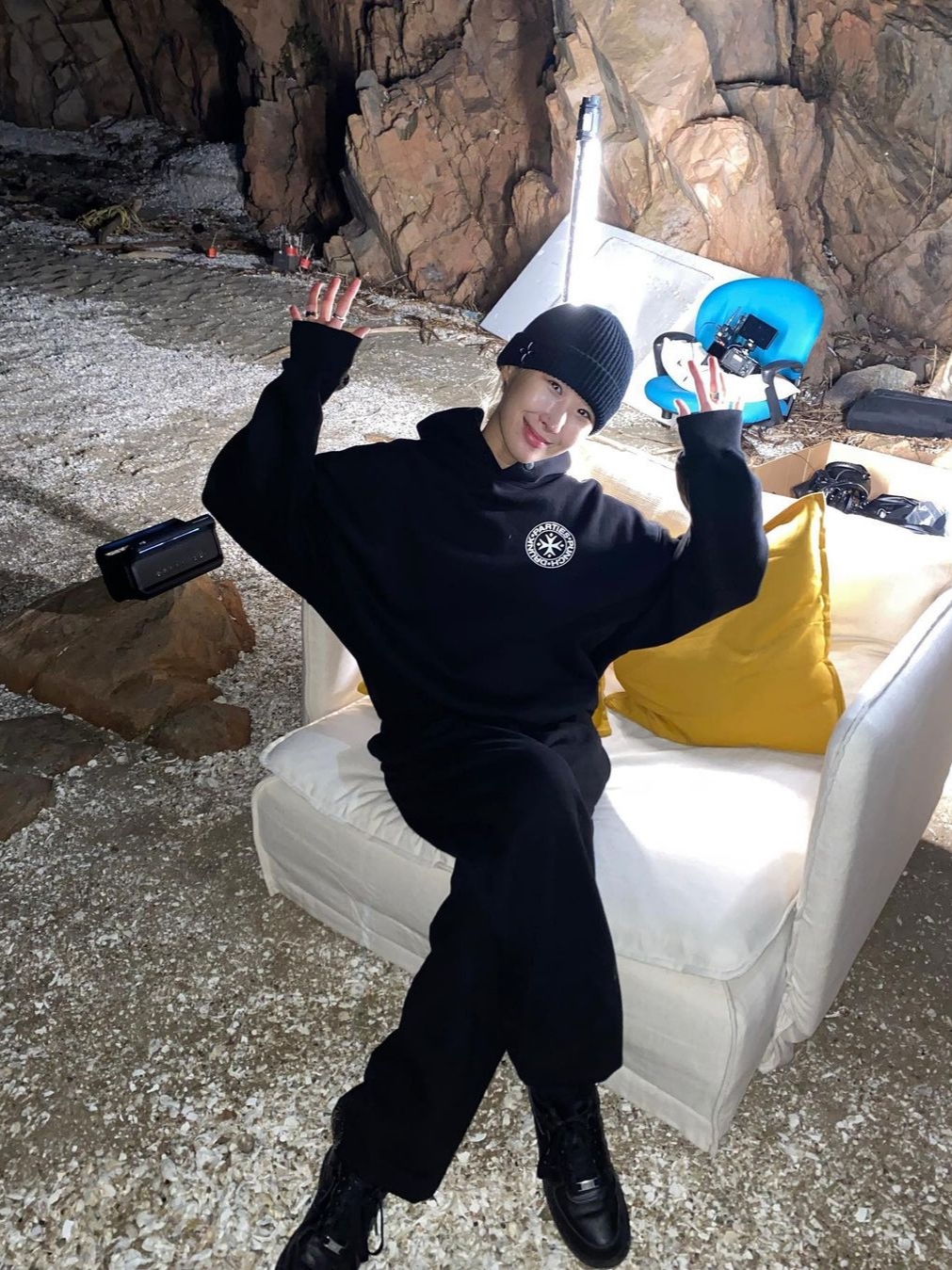 Punch Drunk Parties Circle Logo Oversized Hoodie Black 착용 스타일 - 1