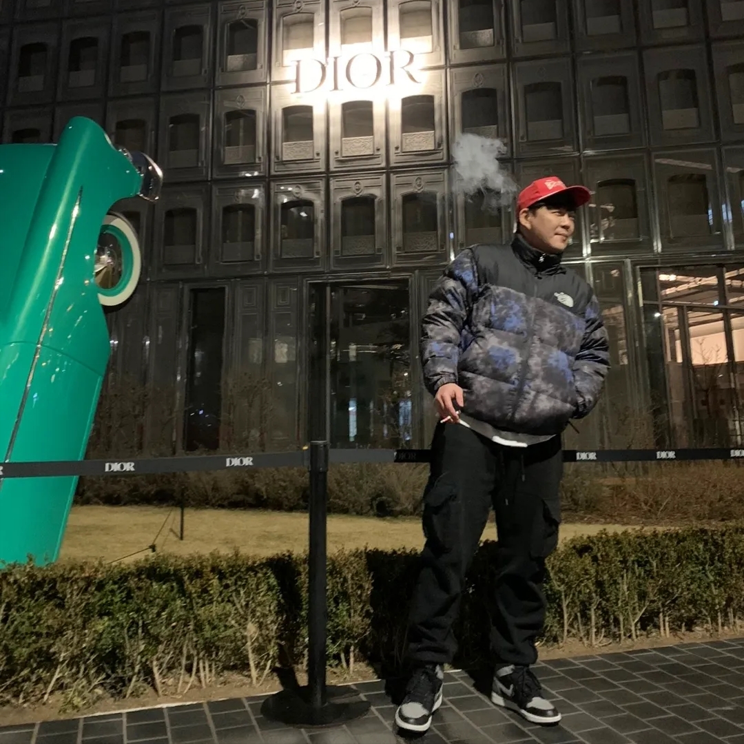 Jordan 1 Retro High OG Shadow 2018, The North Face 1996 Novelty Nuptse Jacket Deep and Deep Navy 착용 스타일 - 2