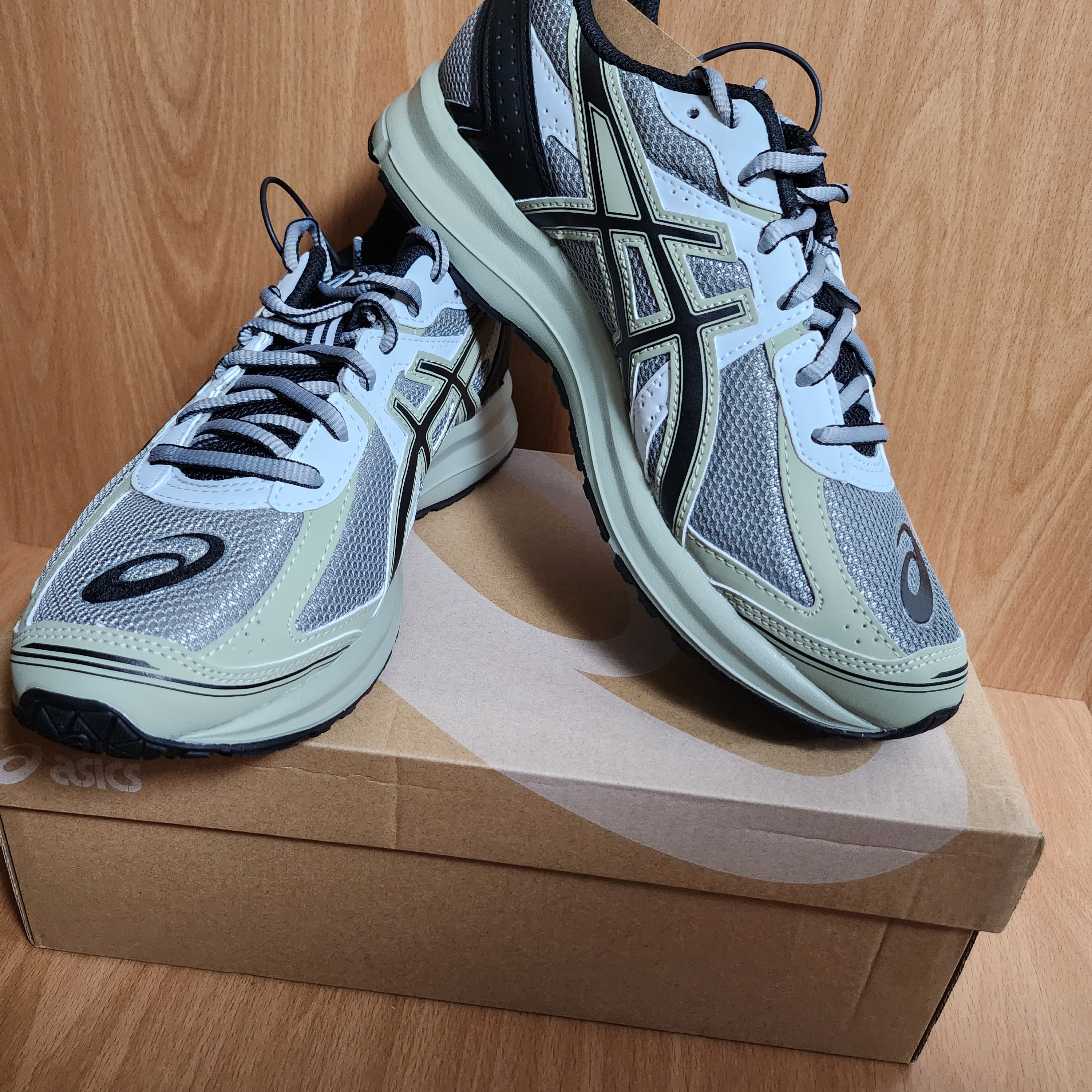 Asics Jog 100 S Sheet Rock - 2E Wide 착용 스타일 - 1