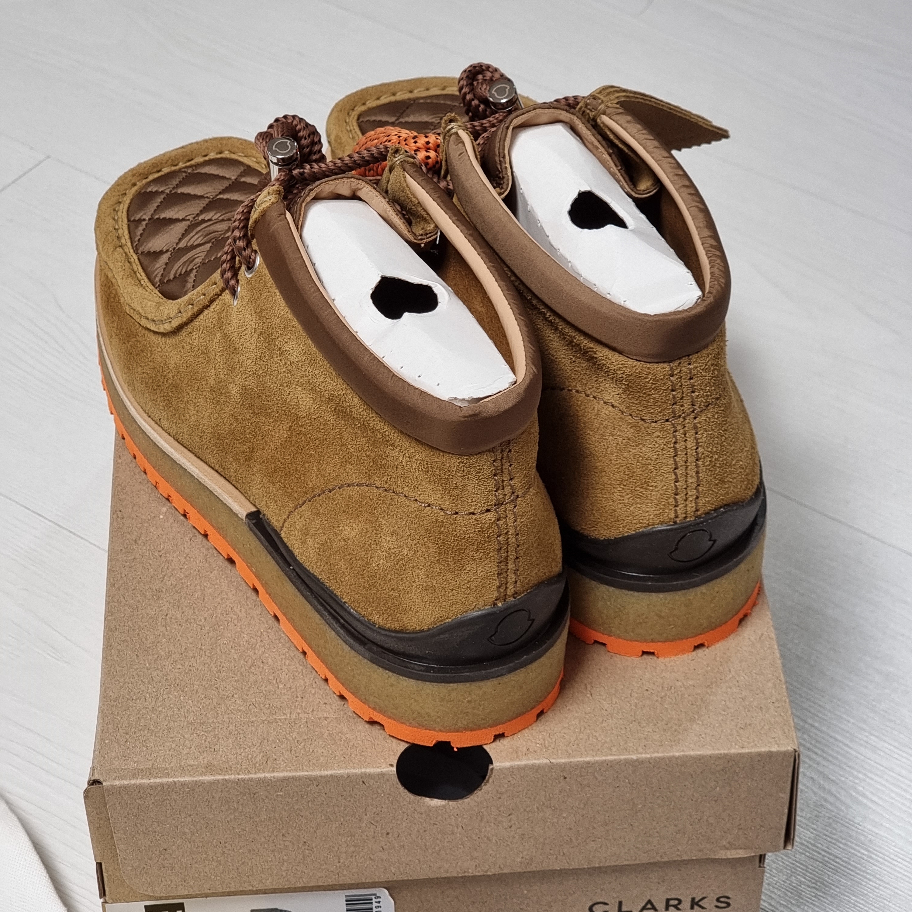 Clarks x Moncler Monwallabee Oak Yellow 착용 스타일 - 3