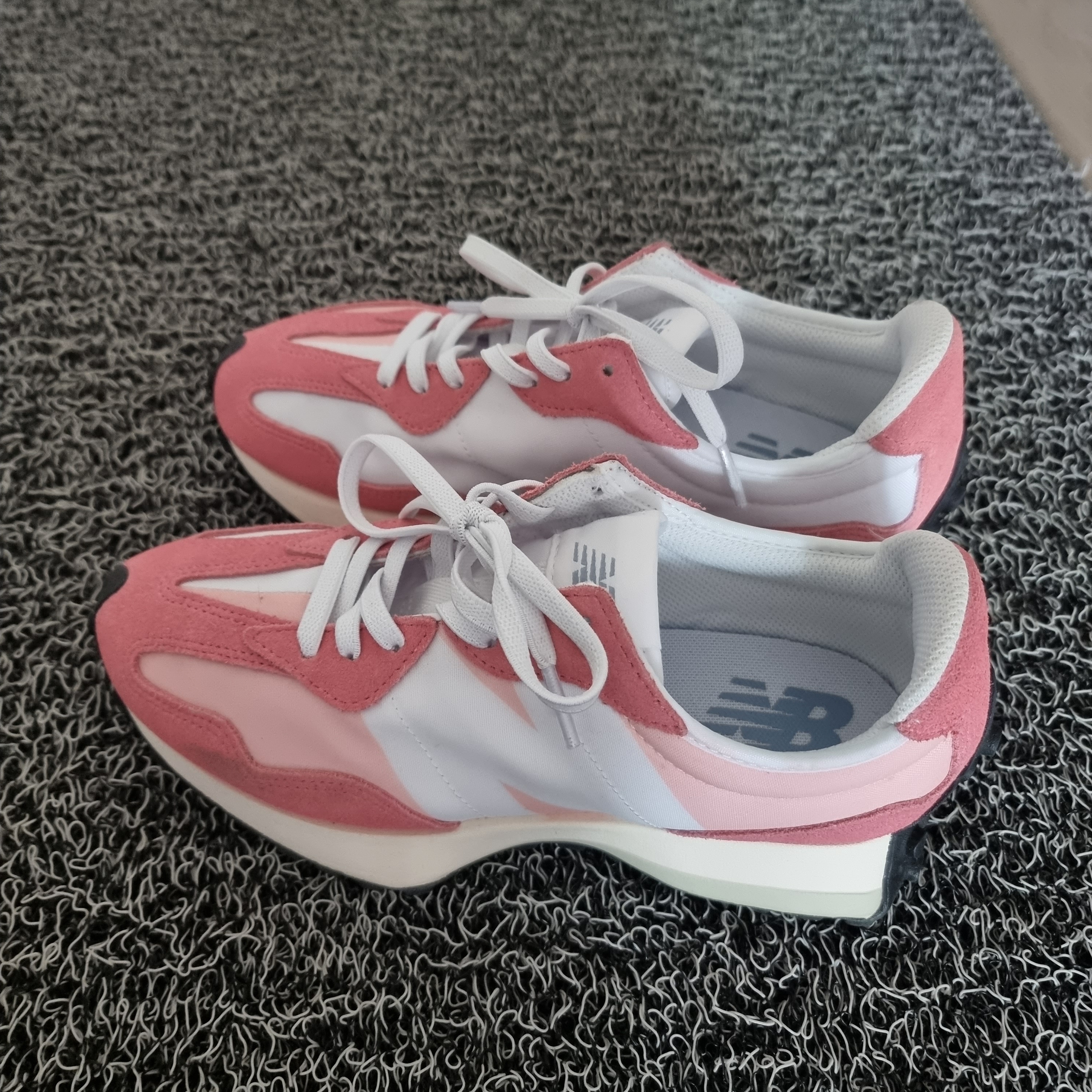 (W) New Balance 327 Natural Pink 착용 스타일