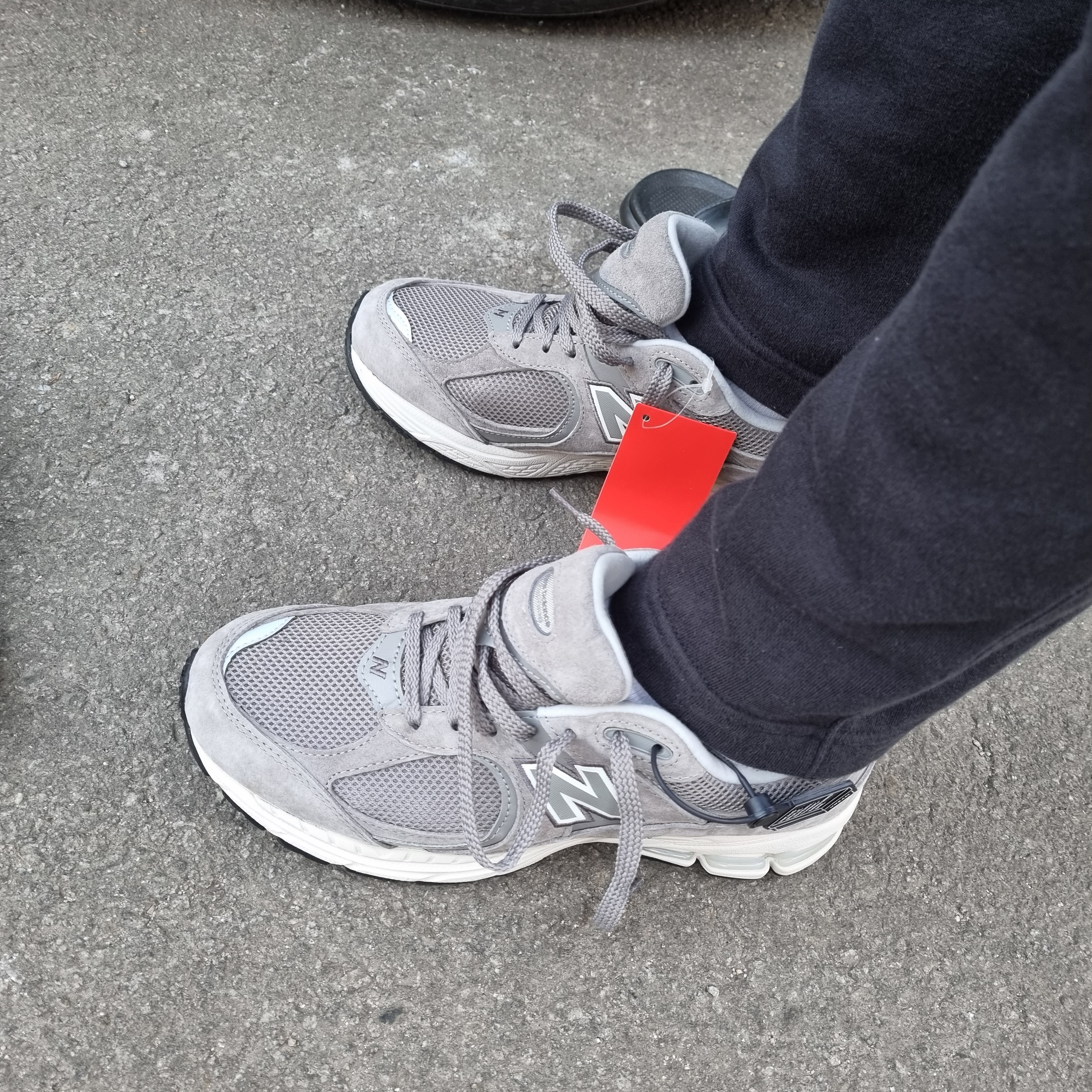 New Balance 2002R Grey 착용 스타일 - 3