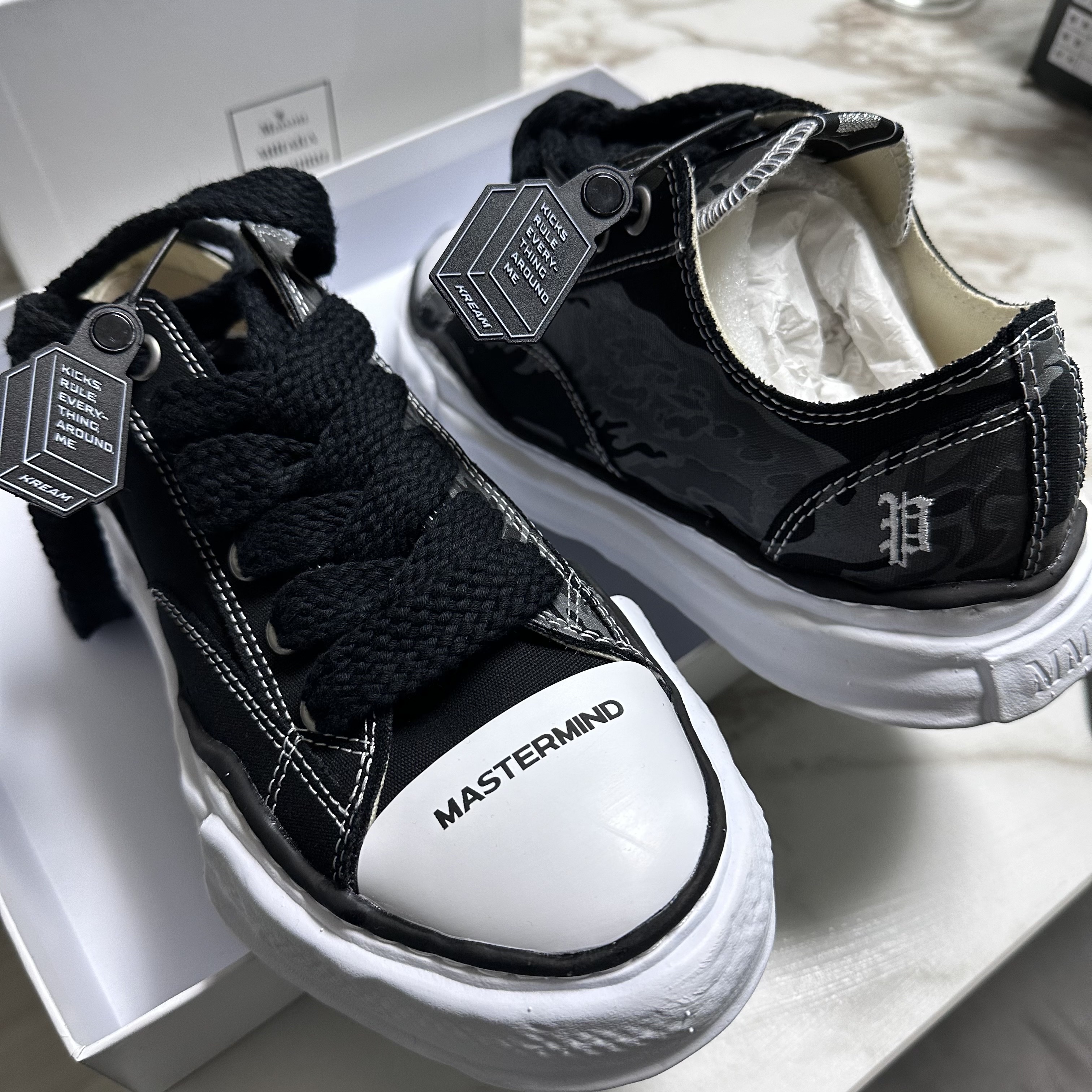 Maison Mihara Yasuhiro x Mastermind x Phenomenon Peterson OG Sole Canvas Low-top Sneakers Black Type B 착용 스타일 - 2