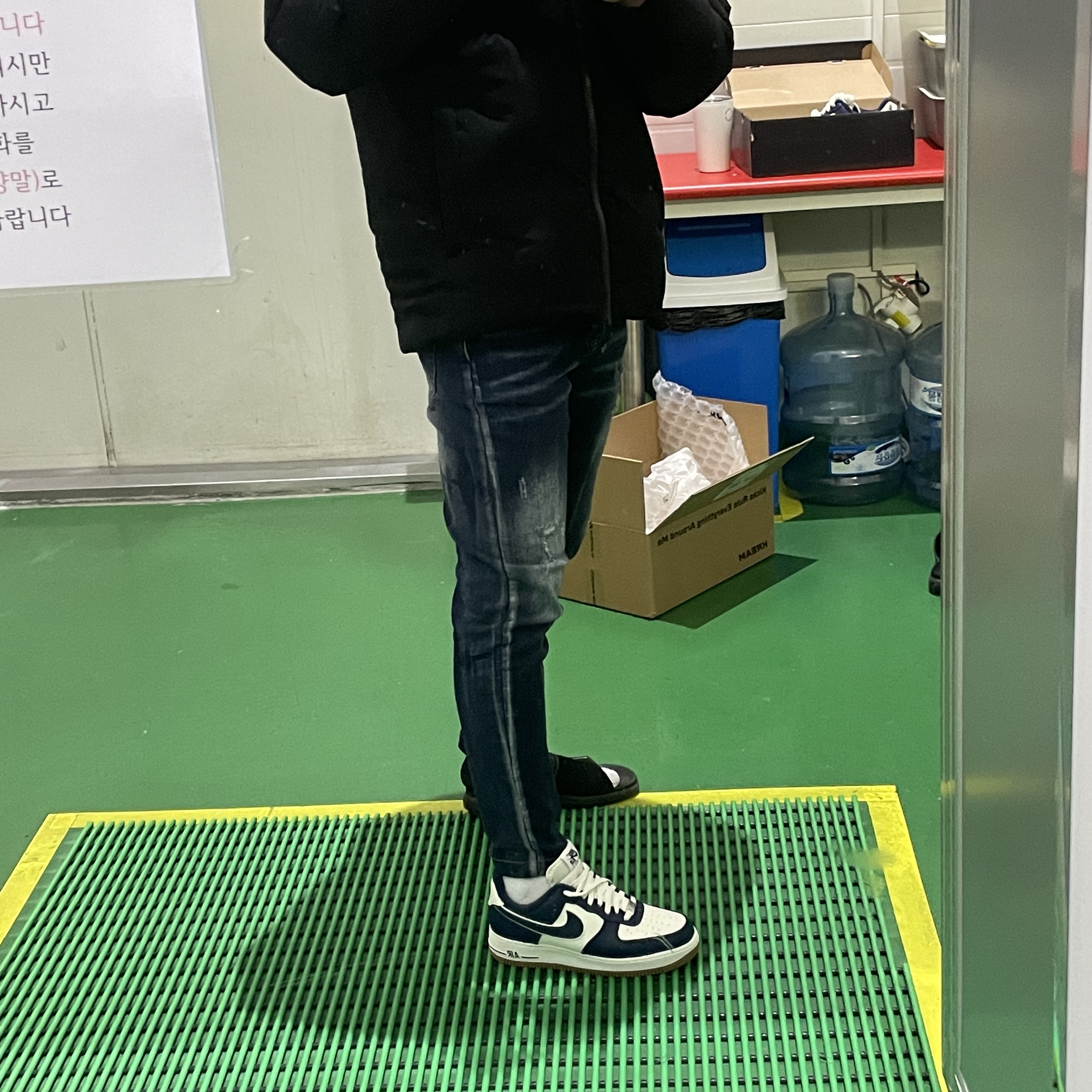 Nike Air Force 1 '07 LV8 Midnight Navy 착용 스타일 - 3
