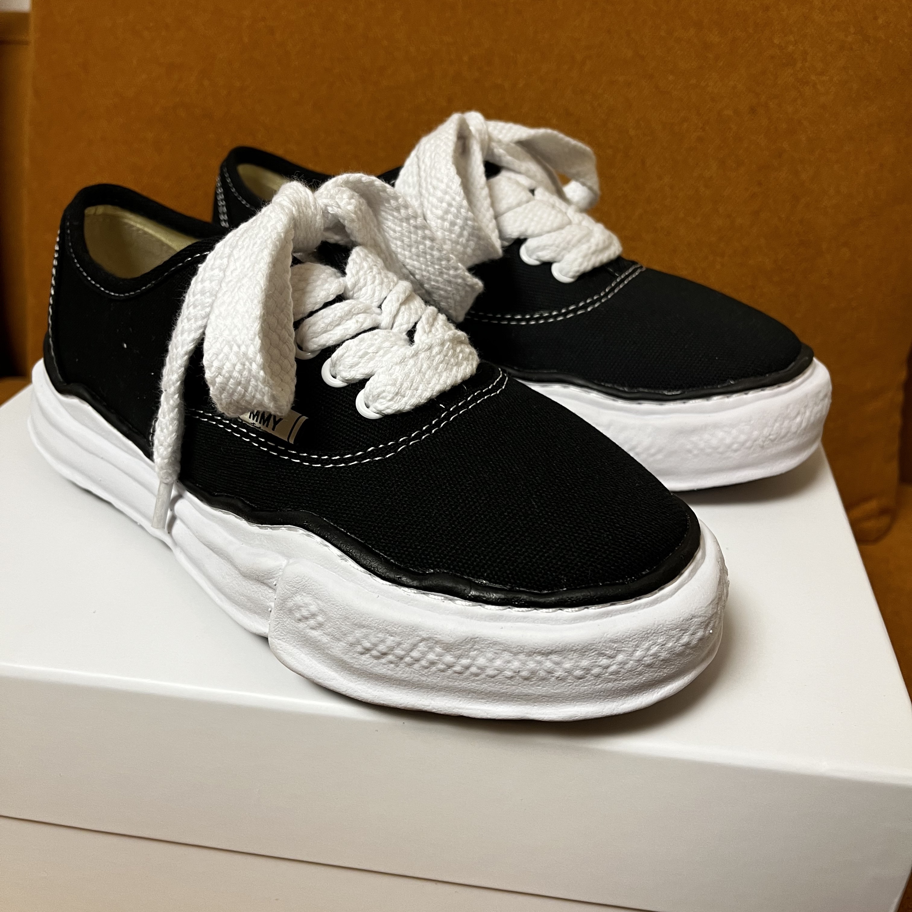 Maison Mihara Yasuhiro Baker OG Sole Canvas Low Cut Sneakers Black 착용 스타일 - 2