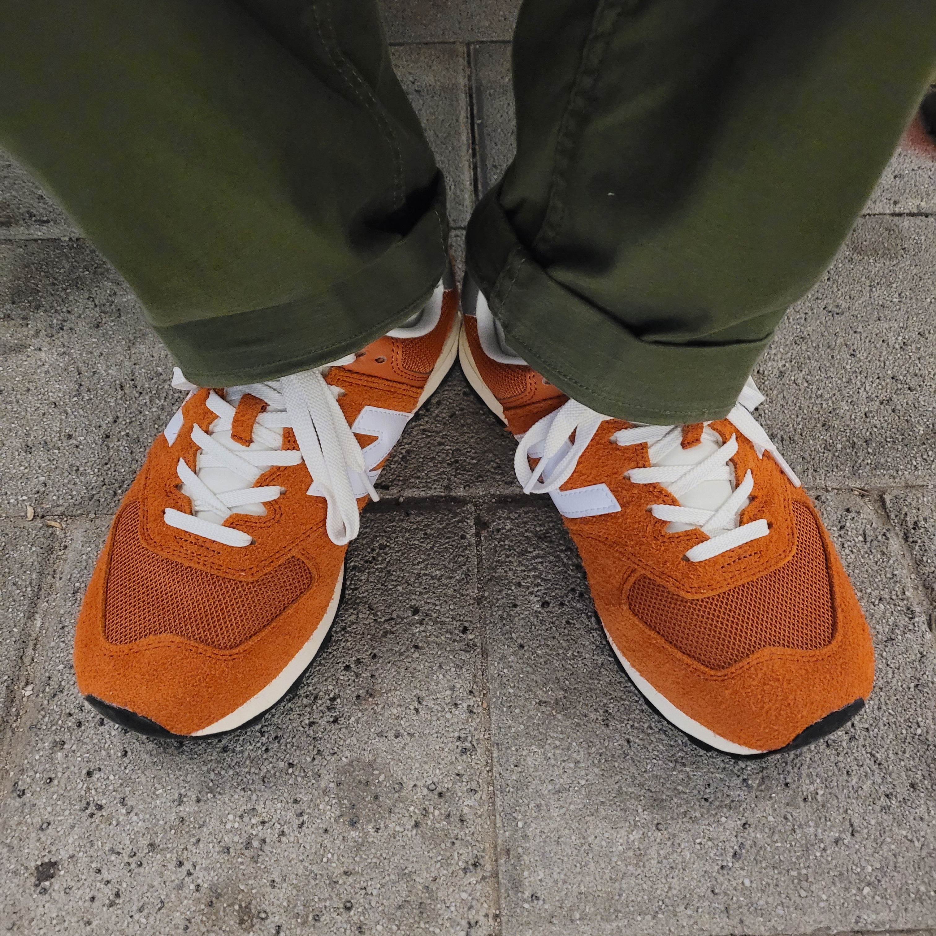New Balance 574 Heritage Orange Burst White 착용 스타일