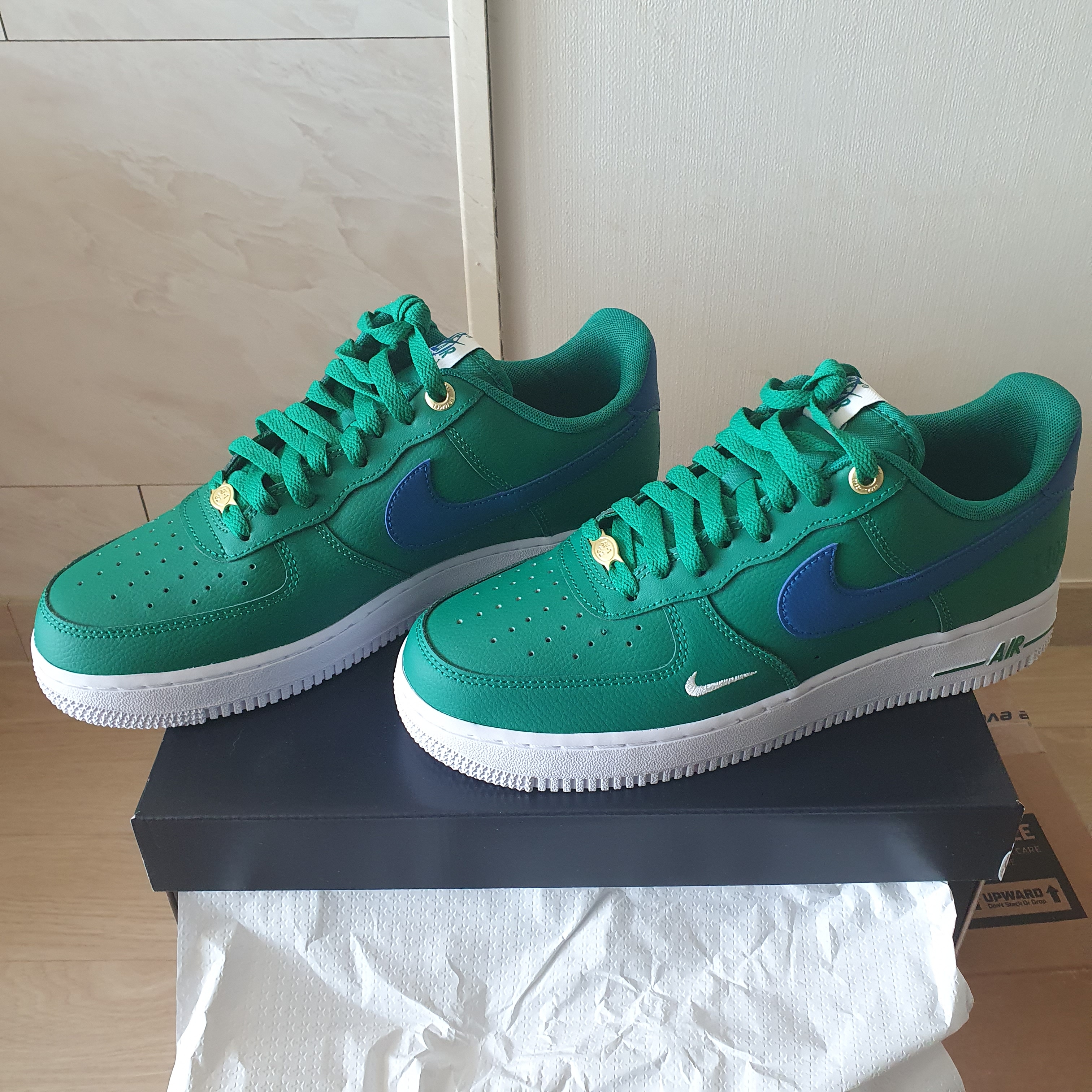 Nike Air Force 1 '07 LV8 40th Anniversary Join Forces Malachite Blue Jay 착용 스타일 - 2