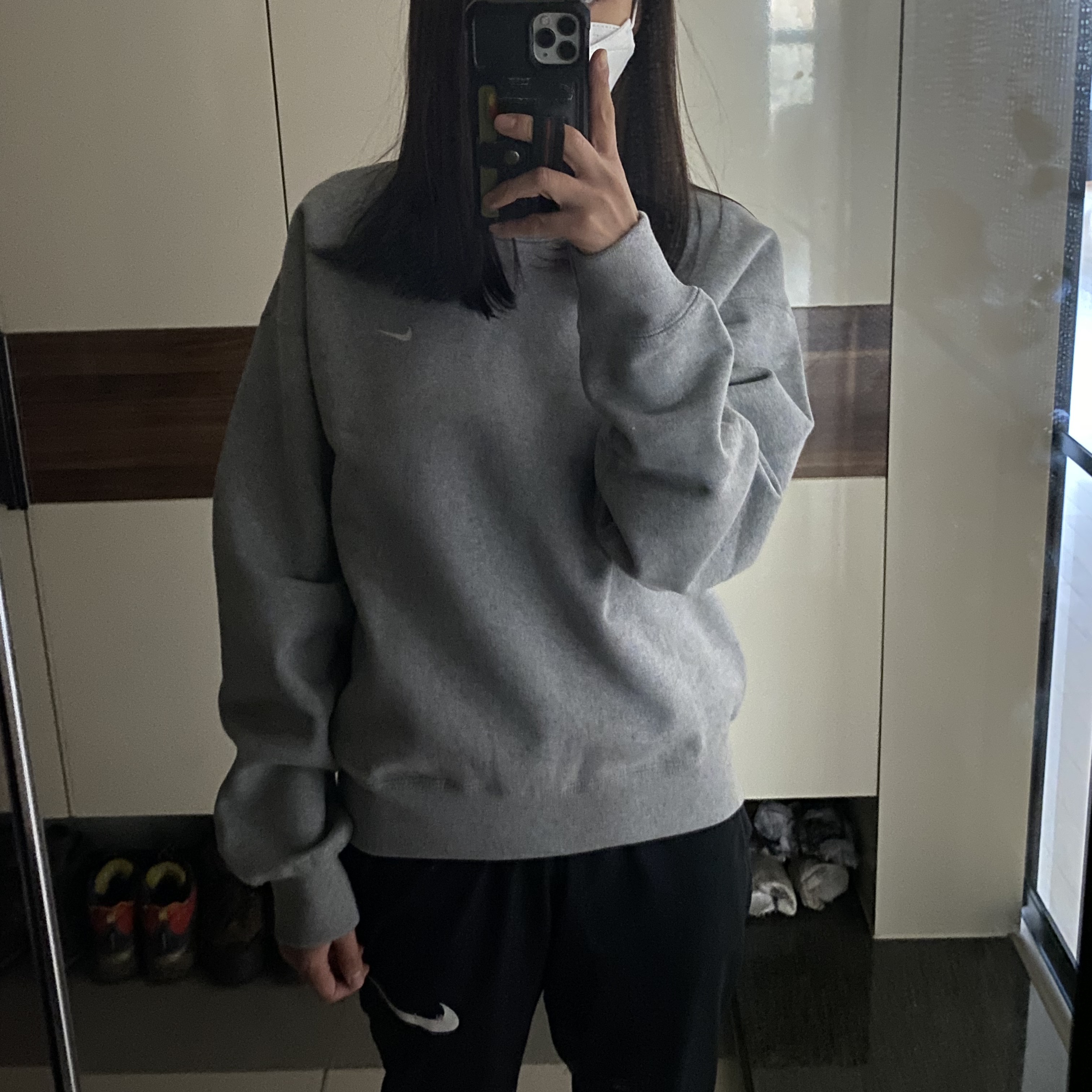 Nike NRG Solo Swoosh Crew Fleece Dark Grey Heather - Asia 착용 스타일