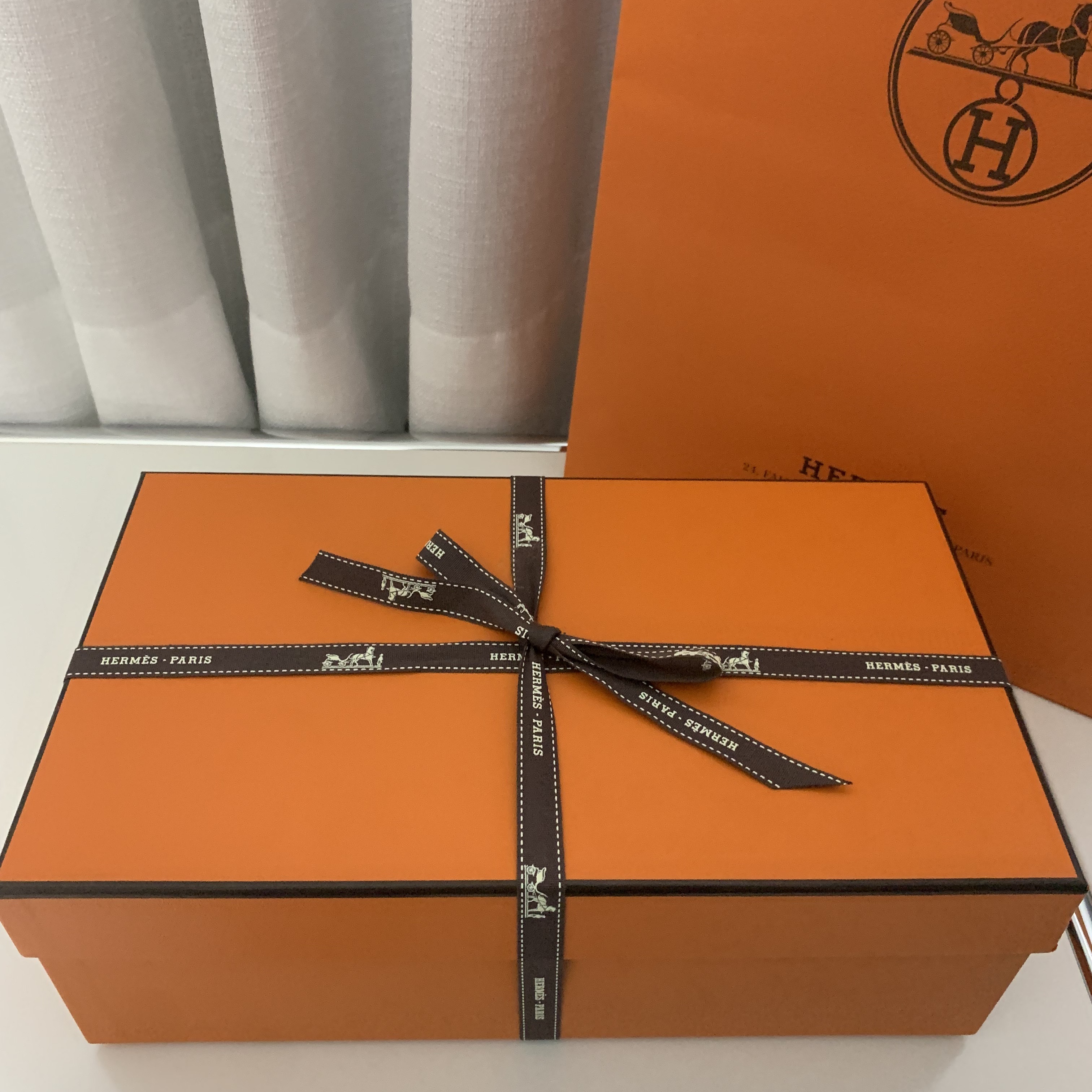 (W) Hermes Egerie Sandal Noir 착용 스타일 - 2