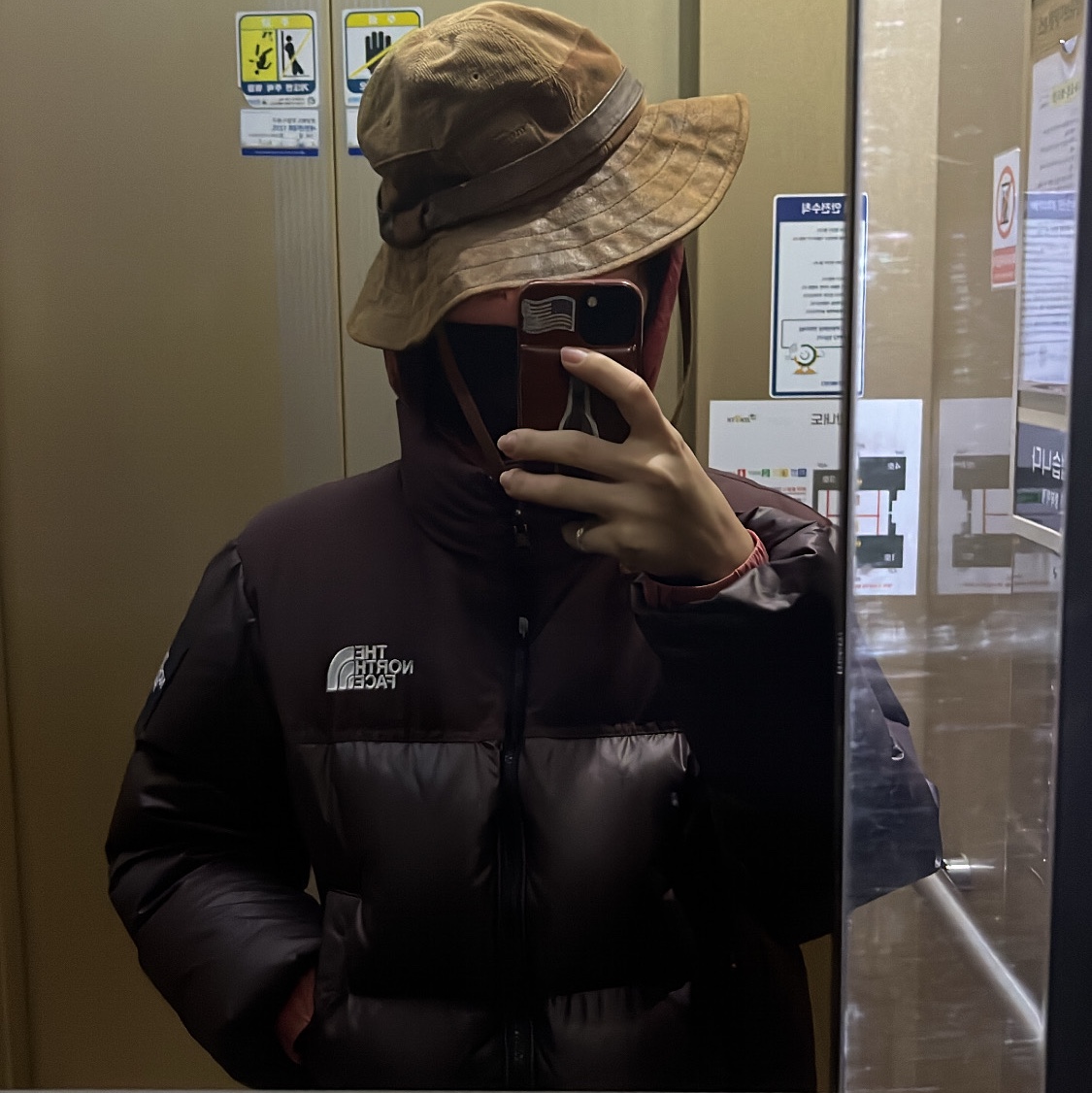 (W) The North Face White Label Novelty Nuptse Down Jacket Cocoa Brown 착용 스타일 - 1