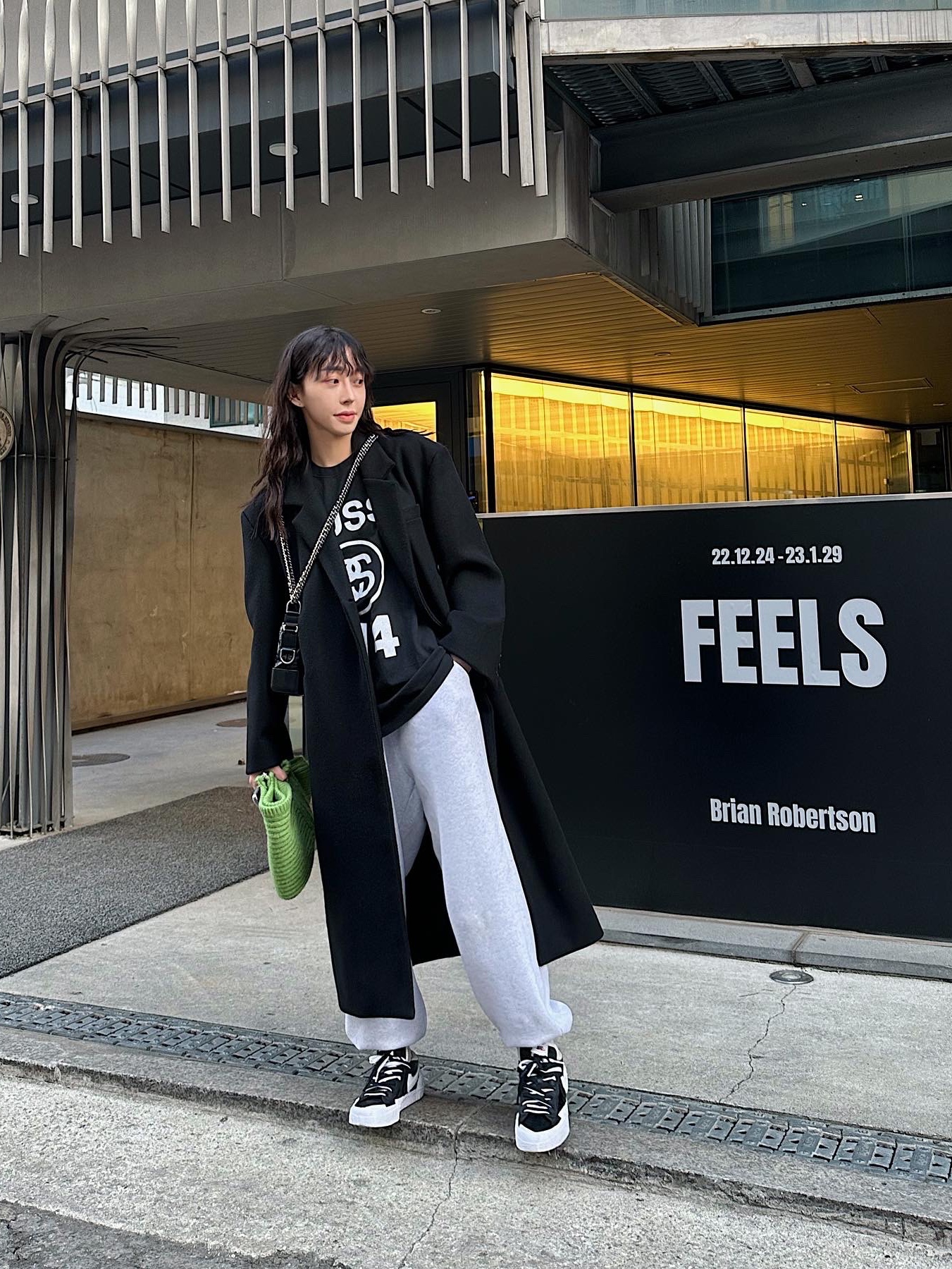 Nike x Sacai Blazer Low Black Patent Leather, Chanel Gabrielle Small Hobo Bag Aged Calfskin & Gold Black 착용 스타일 - 3