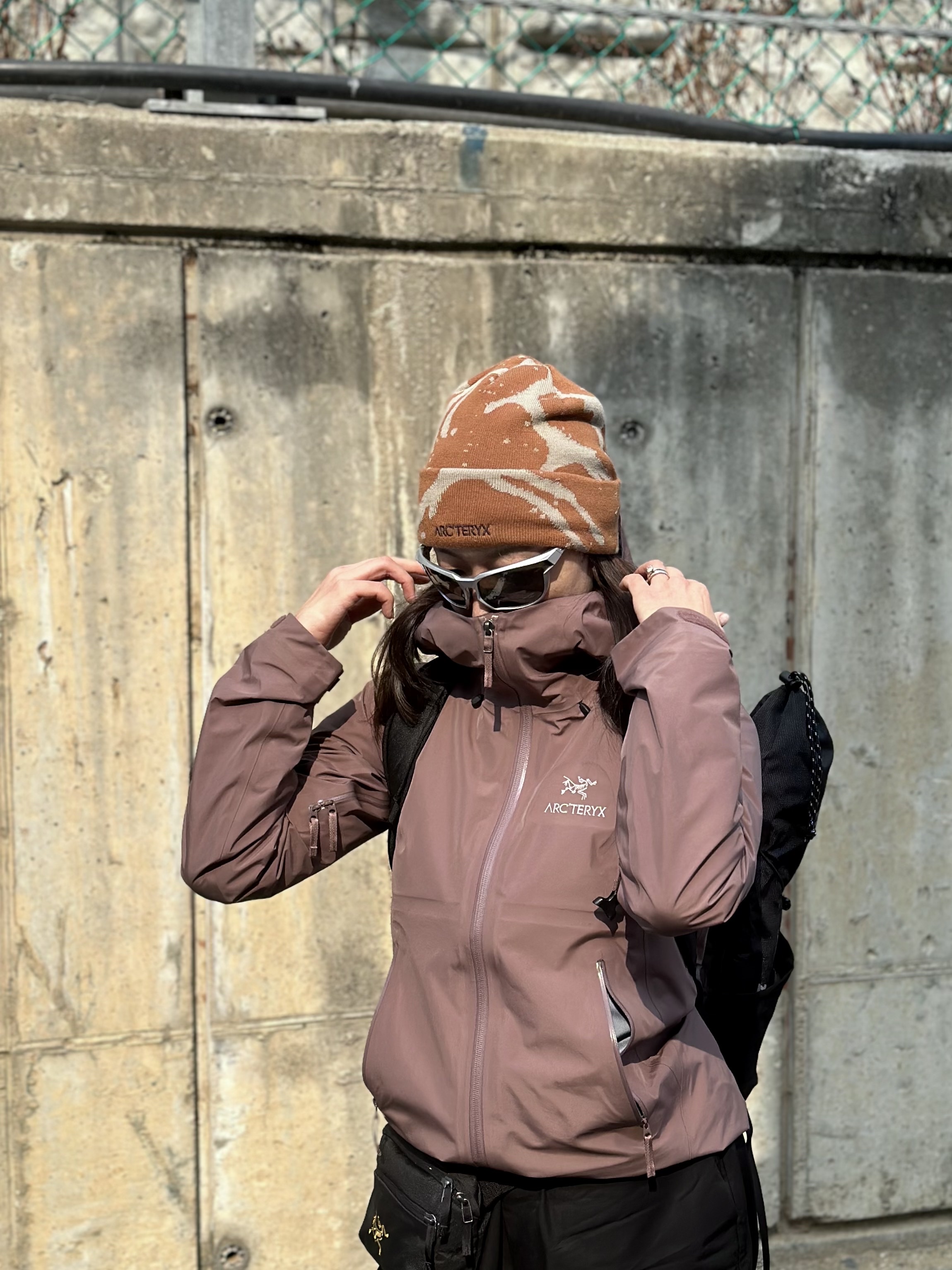 Arc'teryx Grotto Toque Relic Habitat, Nike ACG Mountain Fly Gore-Tex Black and Dark Grey 착용 스타일 - 2