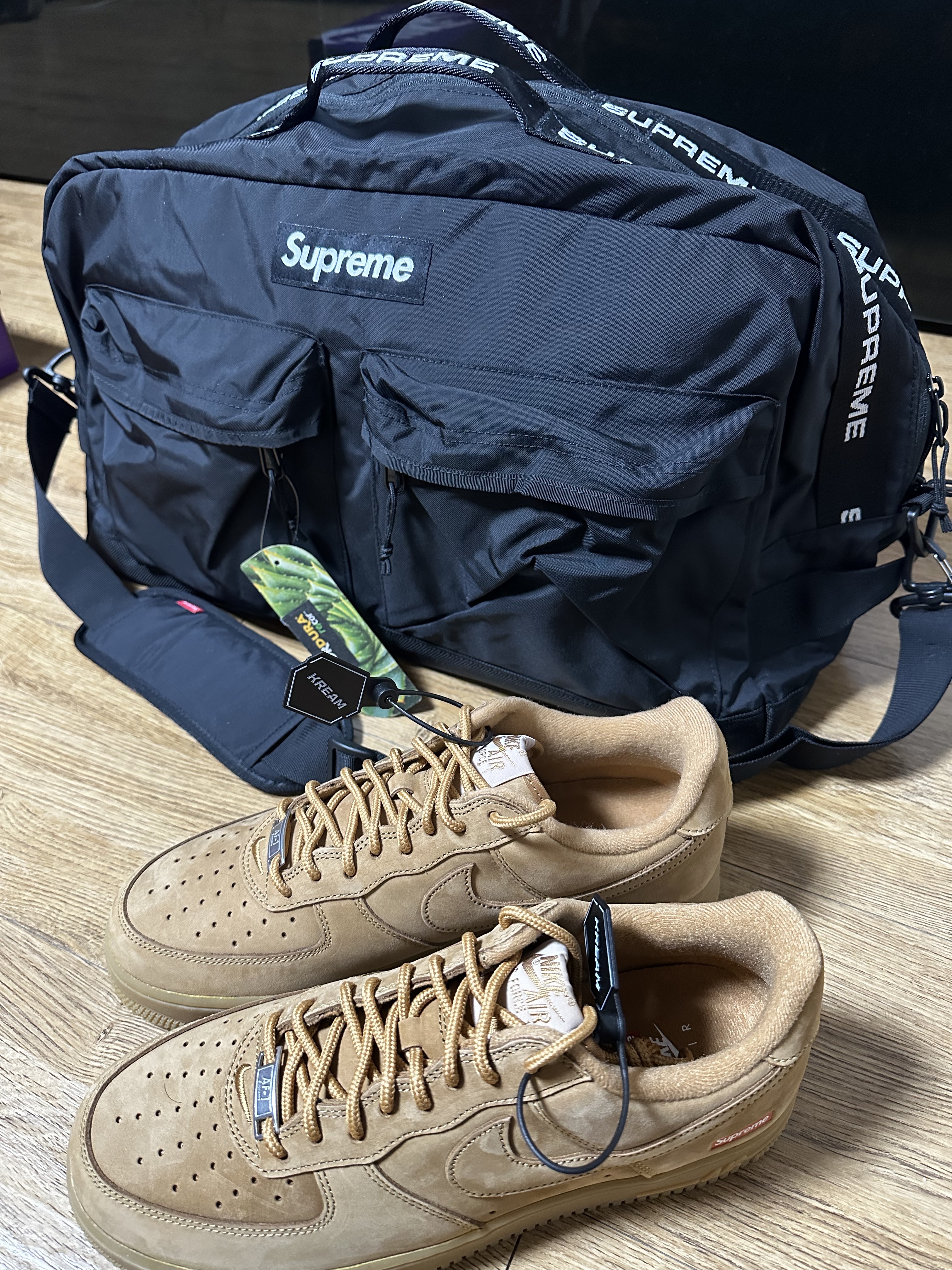 Supreme Duffle Bag Black - 22FW, Nike x Supreme Air Force 1 Low Flax 착용 스타일