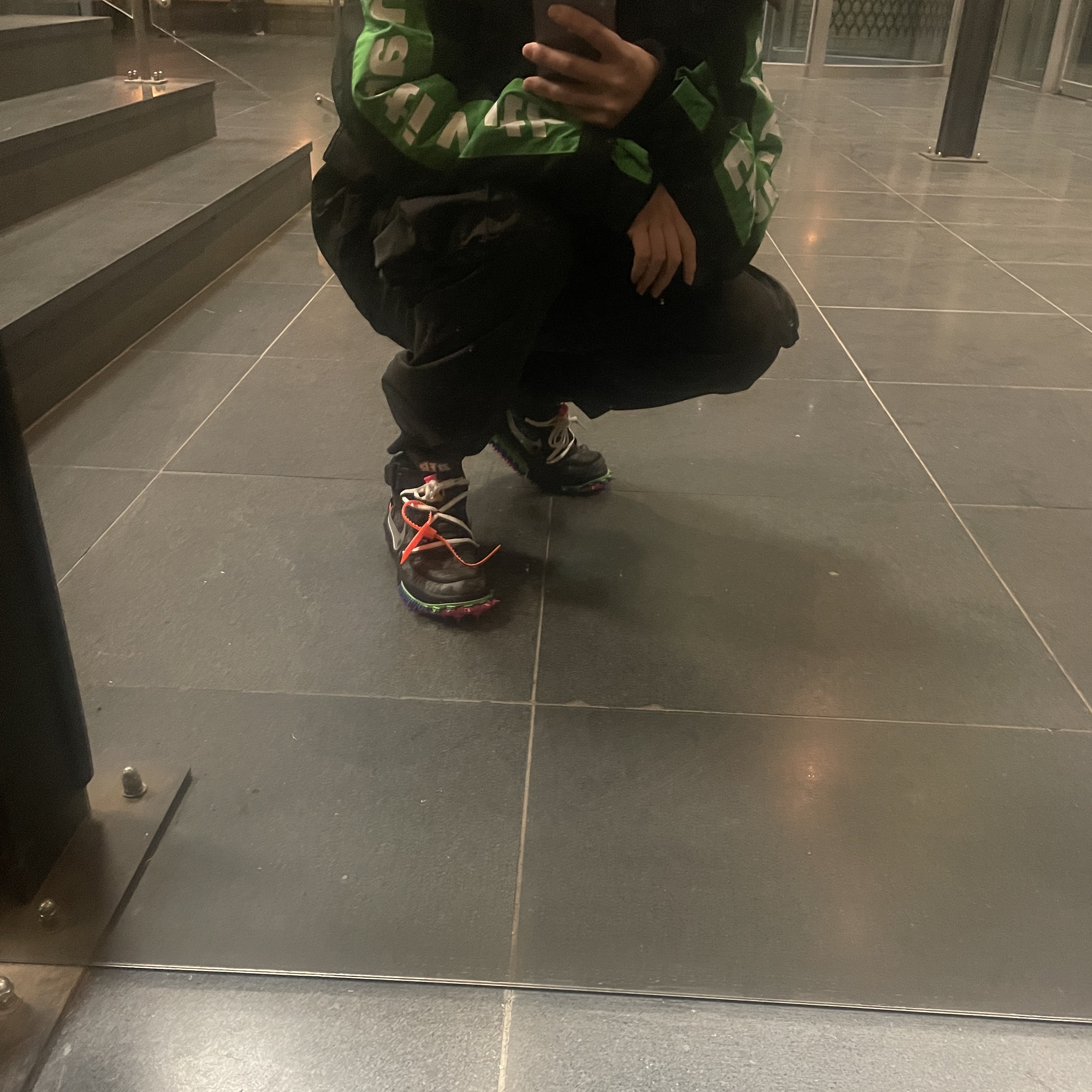 Nike x Off-White Air Force 1 Mid SP Black 착용 스타일 - 2