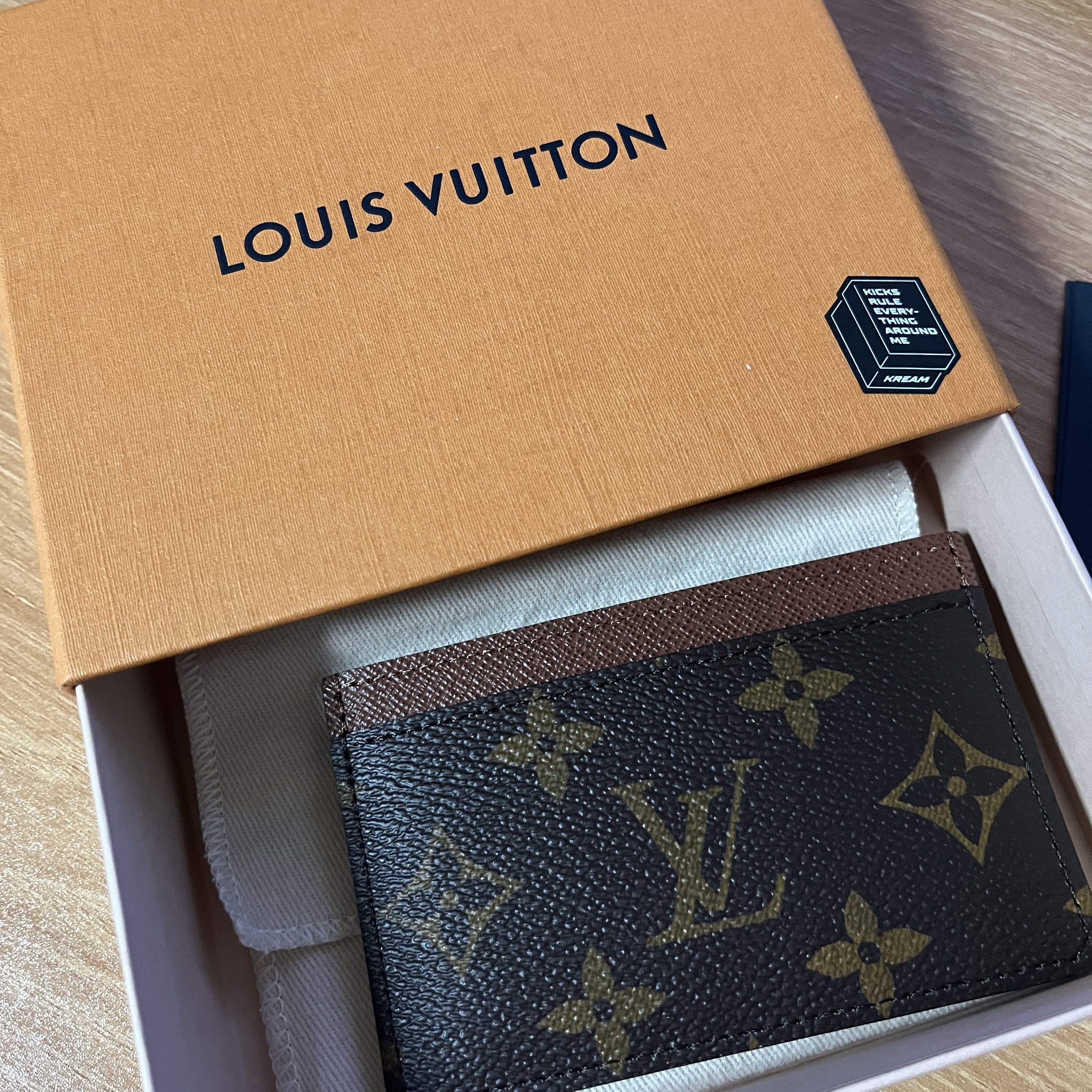Louis Vuitton Card Holder Monogram Armagnac 착용 스타일