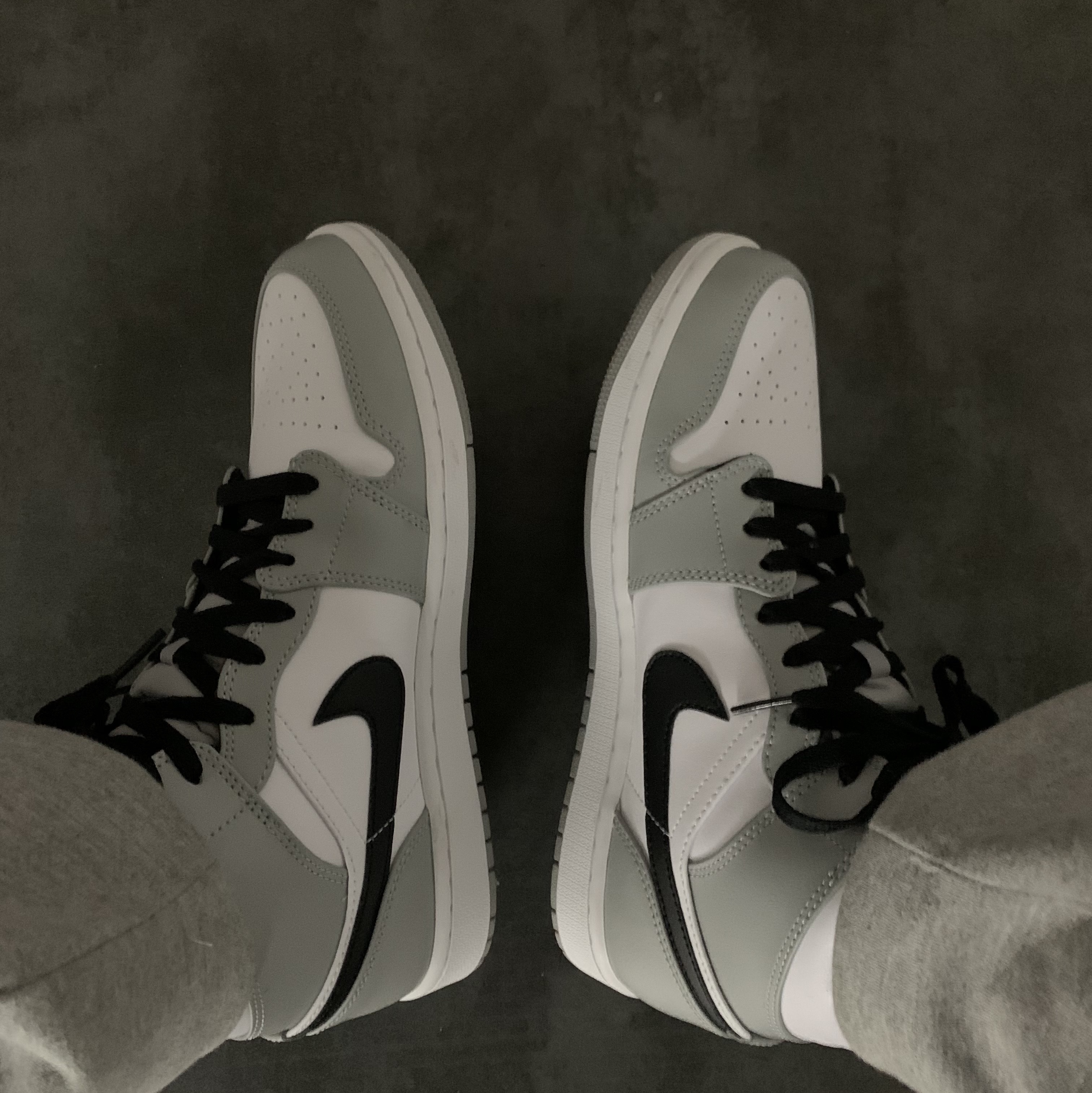Jordan 1 Mid Light Smoke Grey 착용 스타일