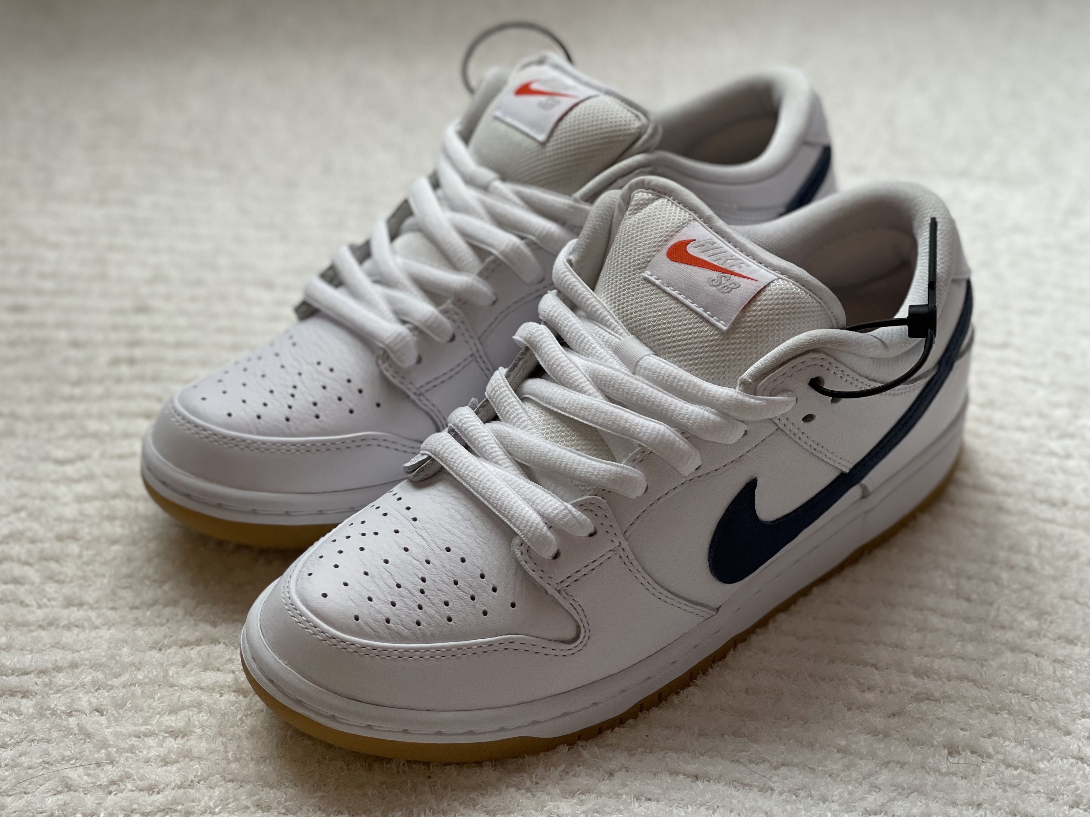 Nike SB Dunk Low Pro ISO Orange Label White Navy 착용 스타일
