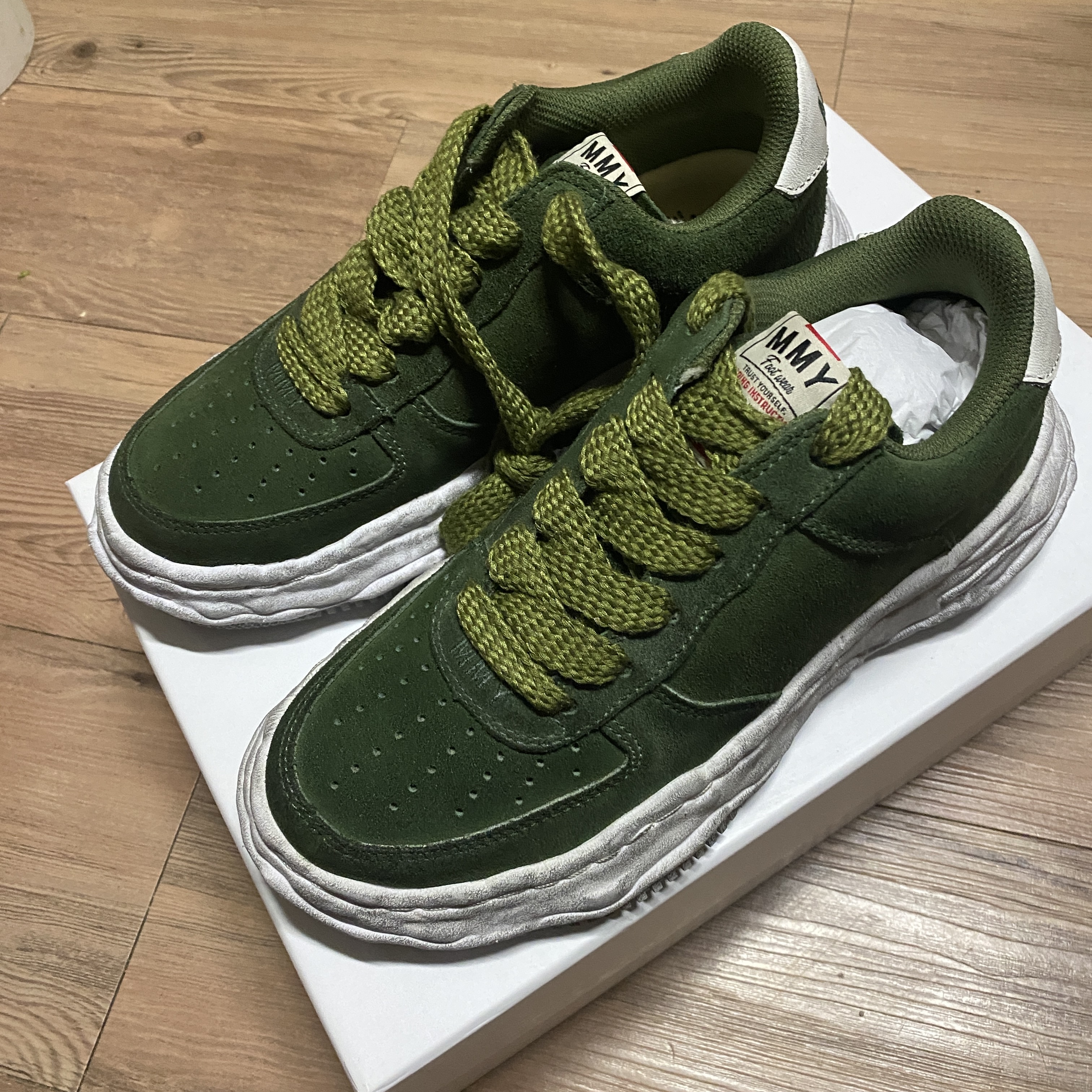 Maison Mihara Yasuhiro Wayne OG Sole Brushed Suede Low-top Sneakers Green 착용 스타일