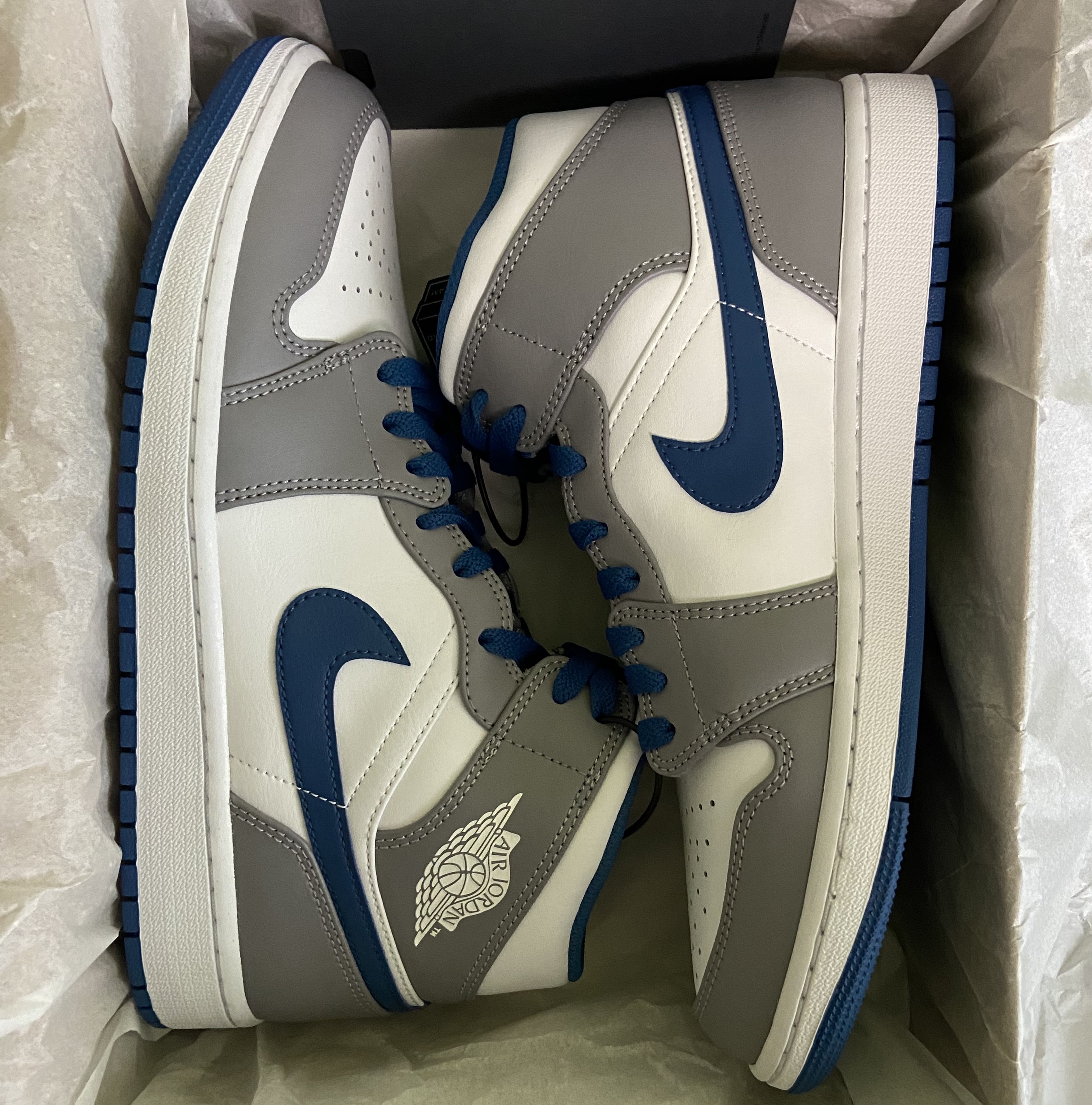 Jordan 1 Mid Cement Grey True Blue 착용 스타일 - 2