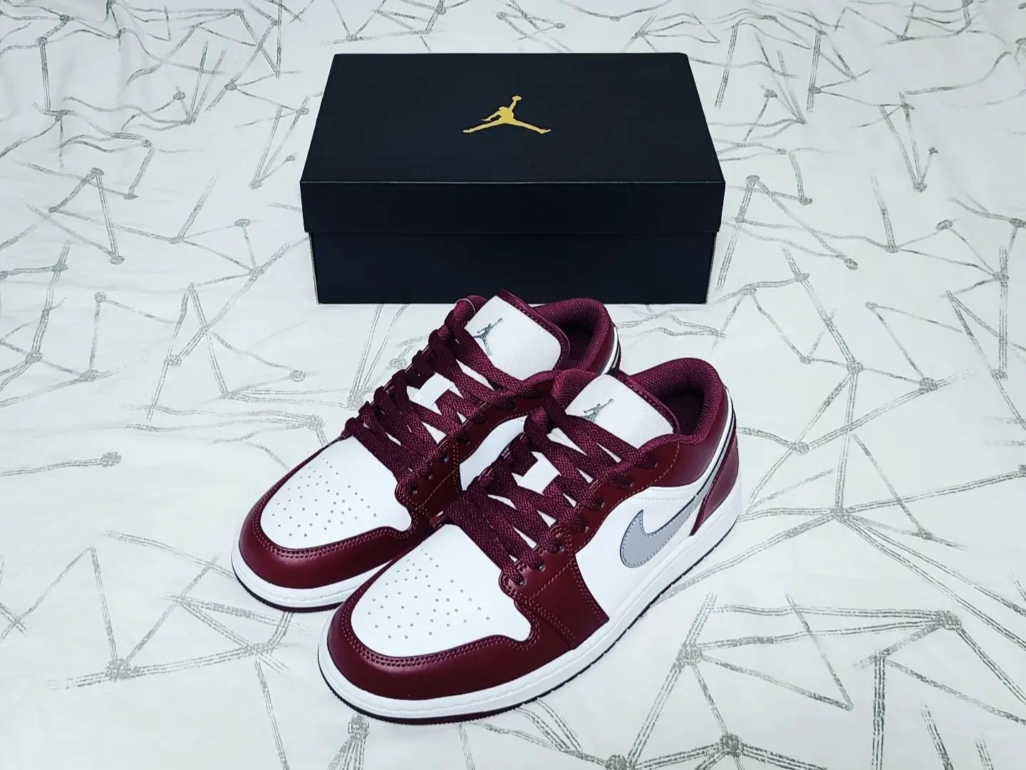 Jordan 1 Low Cherrywood Red 착용 스타일 - 1